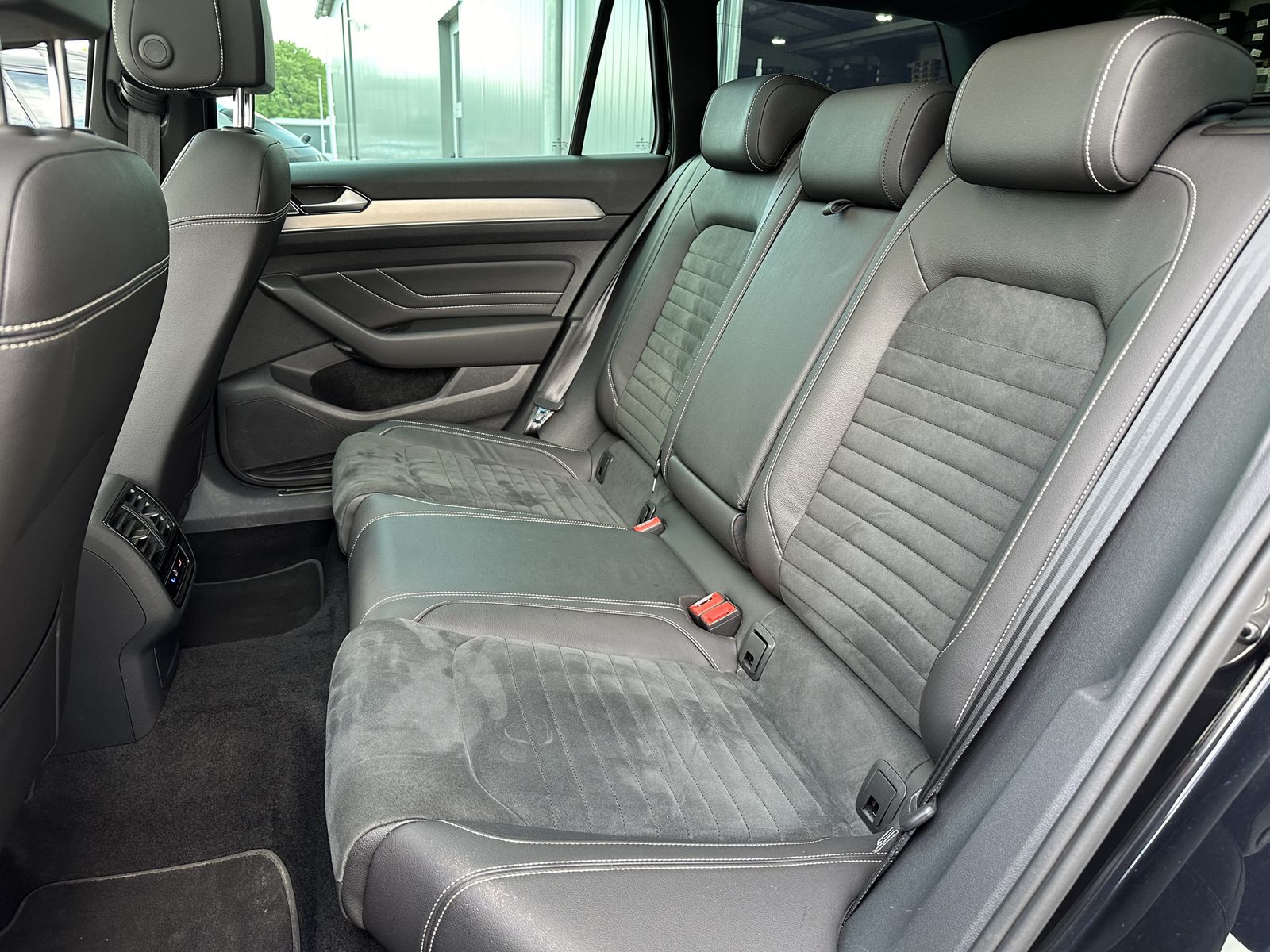 Fahrzeugabbildung Volkswagen Passat Variant 2.0 TDI 4M R-Line NAV+MED+PANO+PP