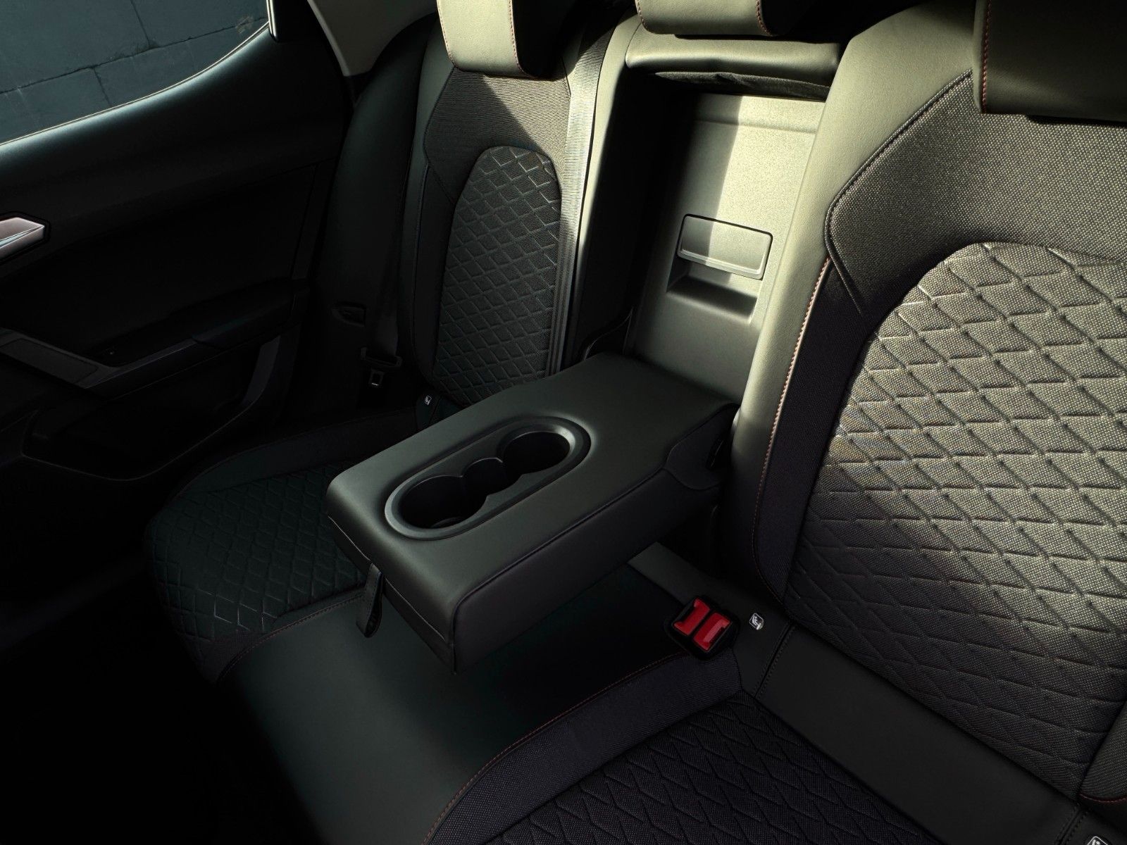 Fahrzeugabbildung SEAT Leon 1.5 TSI FR ACC LED VC SHZ LHZ Kam Ambiente