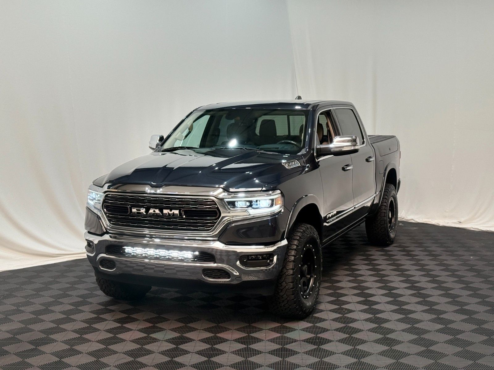 Fahrzeugabbildung Dodge Limited / CREW CAB / 4x4 / Harman Kardon / 360°
