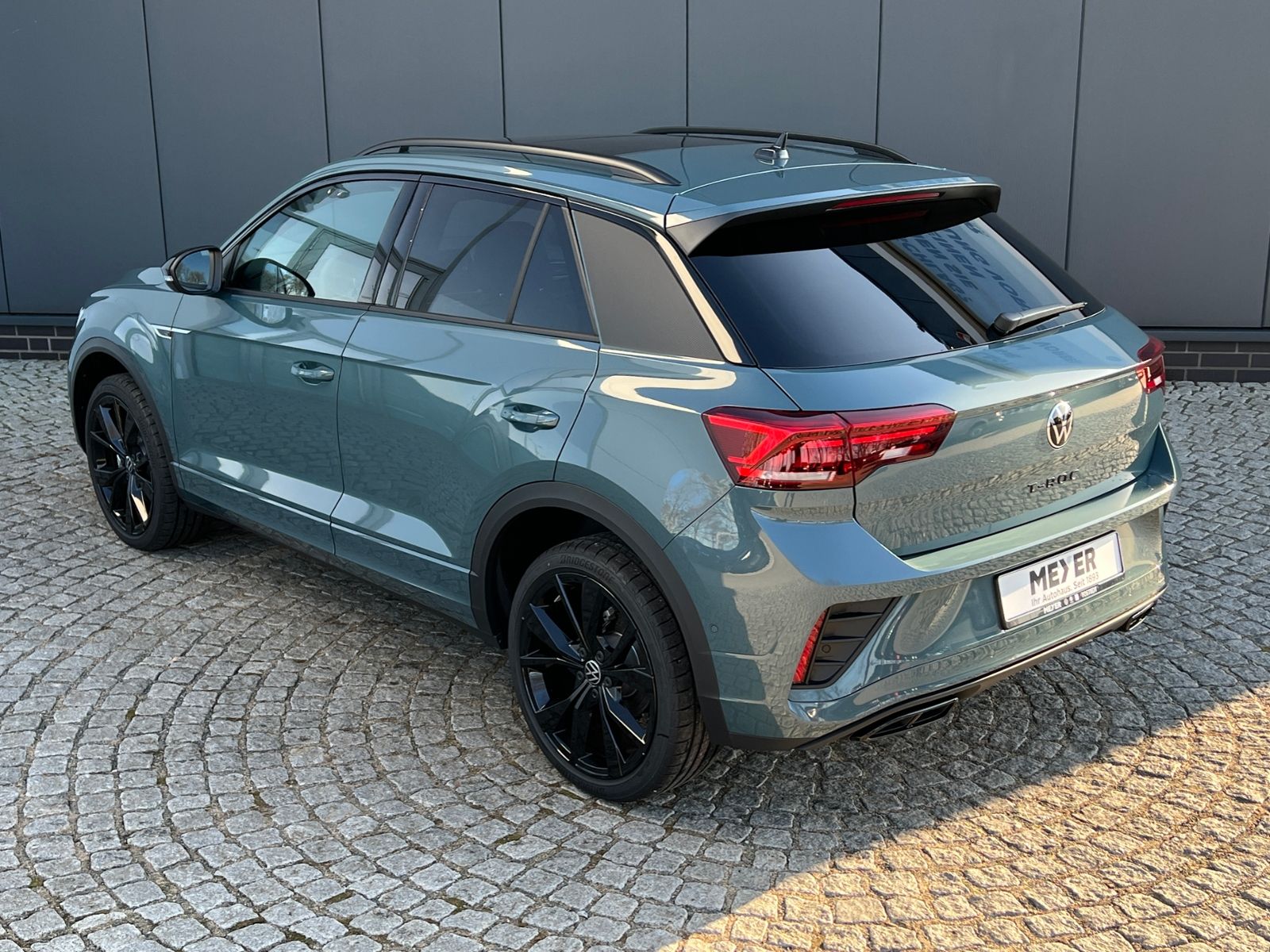 Fahrzeugabbildung Volkswagen T-Roc R-Line 1.5 TSI DSG *AHK, Pano, Black Style