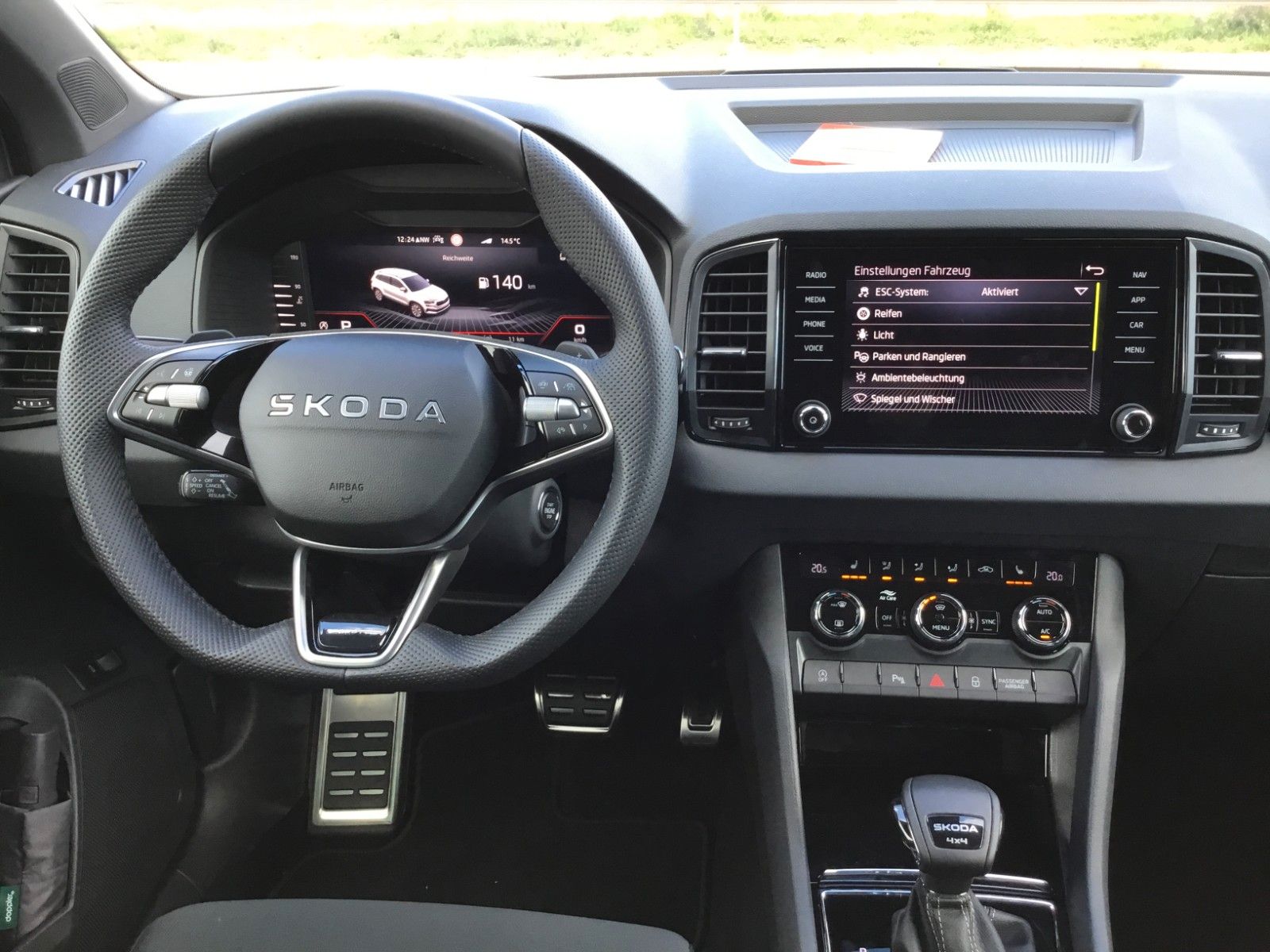 Fahrzeugabbildung SKODA Karoq 2.0l TSI DSG 4x4 Sportline+AHK+Matrix+Pano