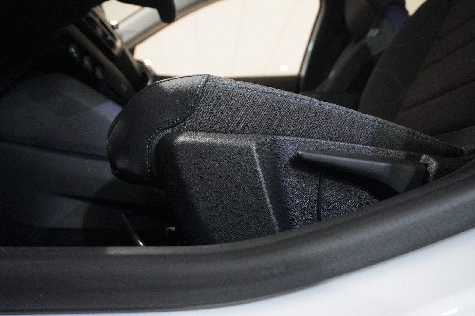 Fahrzeugabbildung Citroën C4 Lim. 1.2T PLUS NAVI/LED/KAMERA/SPORT /VIR/DAB