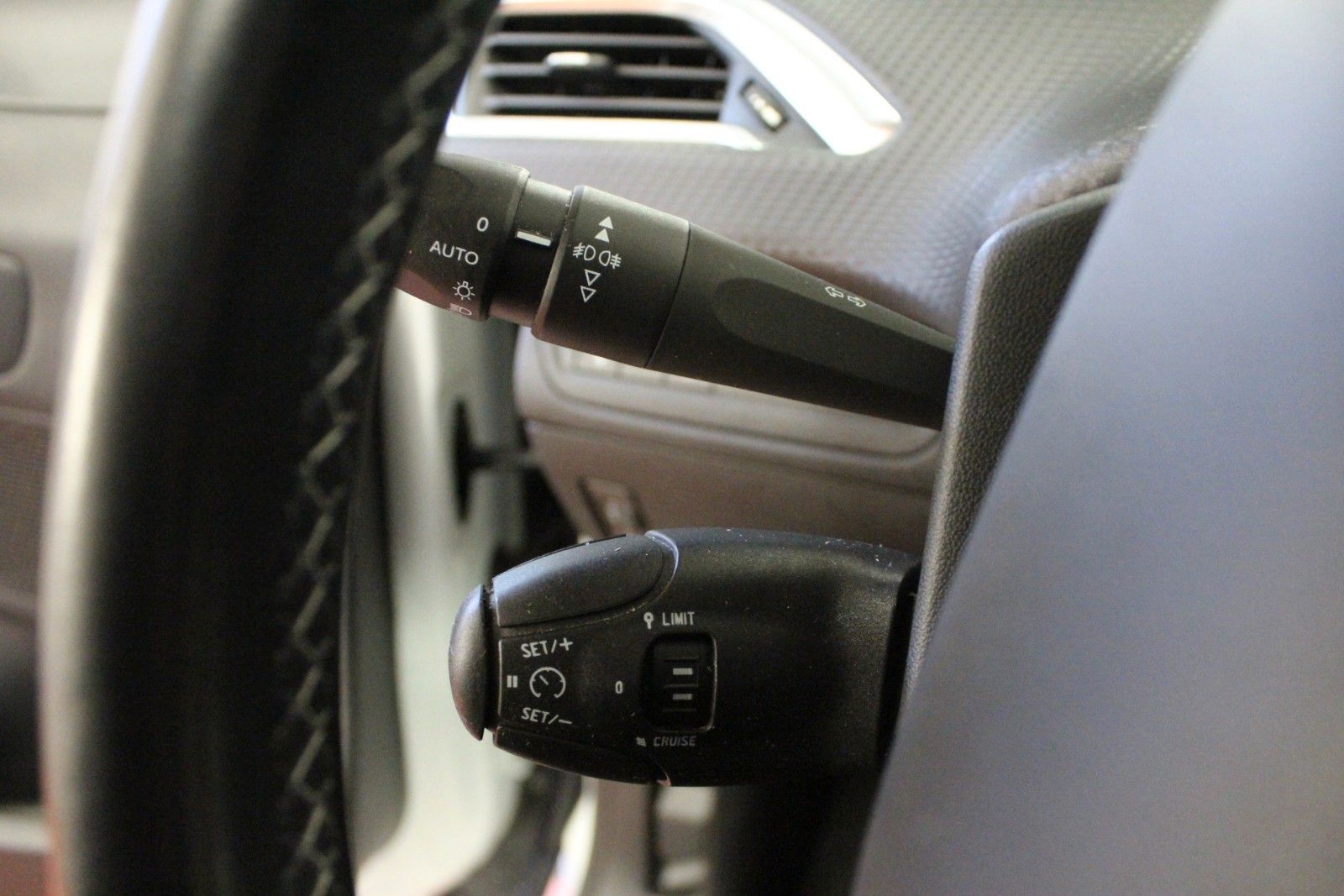 Fahrzeugabbildung Peugeot 208 PureTech 110 Edition Panoramadach*Sitzheizun