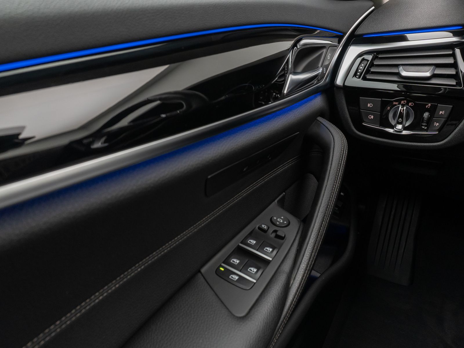 Fahrzeugabbildung BMW 530e iP Sport Line 360°HUD HiFi SoftCl Komfort