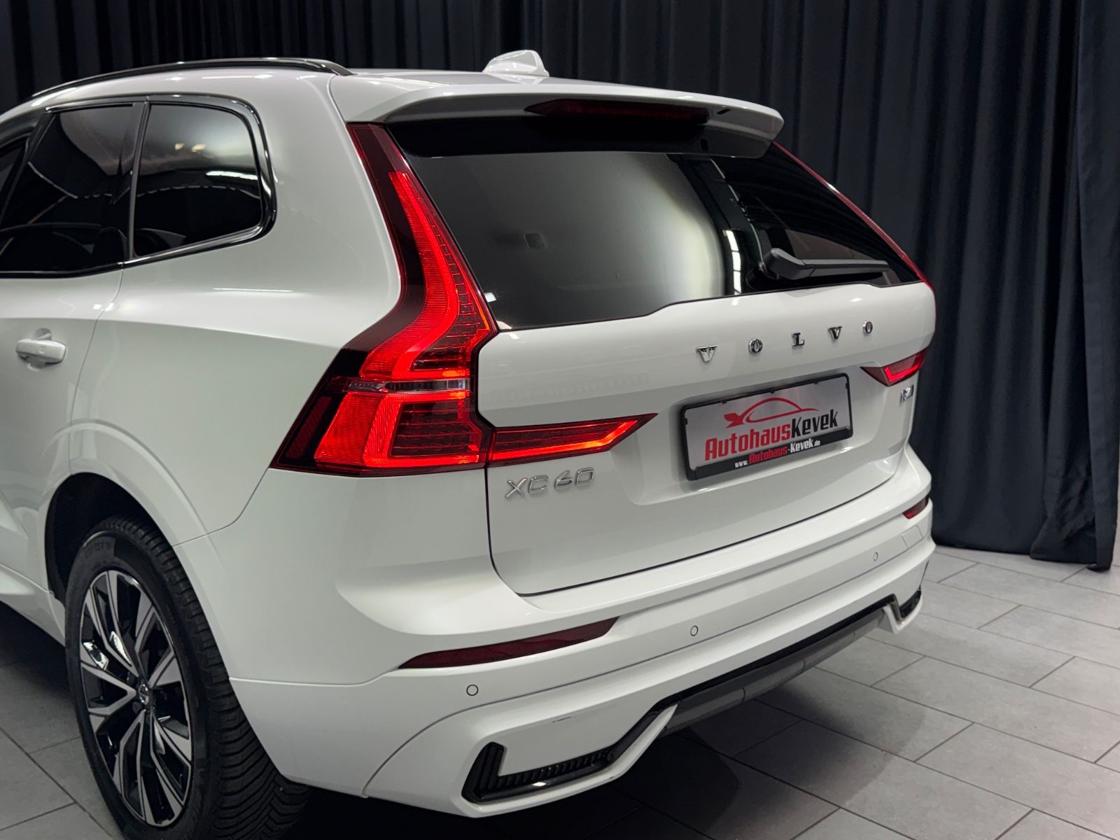 Fahrzeugabbildung Volvo XC 60 Plus Dark AWD |H/K|STDHZ|LED
