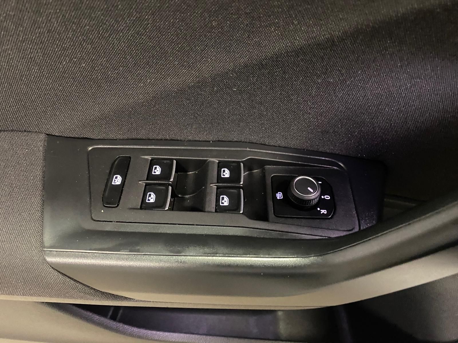 Fahrzeugabbildung Volkswagen T-Roc 1.5 16V TSI Sport R-Line+PDC+ALU+LED
