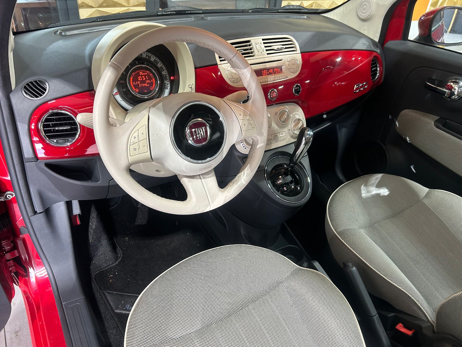 Fahrzeugabbildung Fiat 500 Lounge/AUTOMATIK/PANO/KLIMA/1.HAND