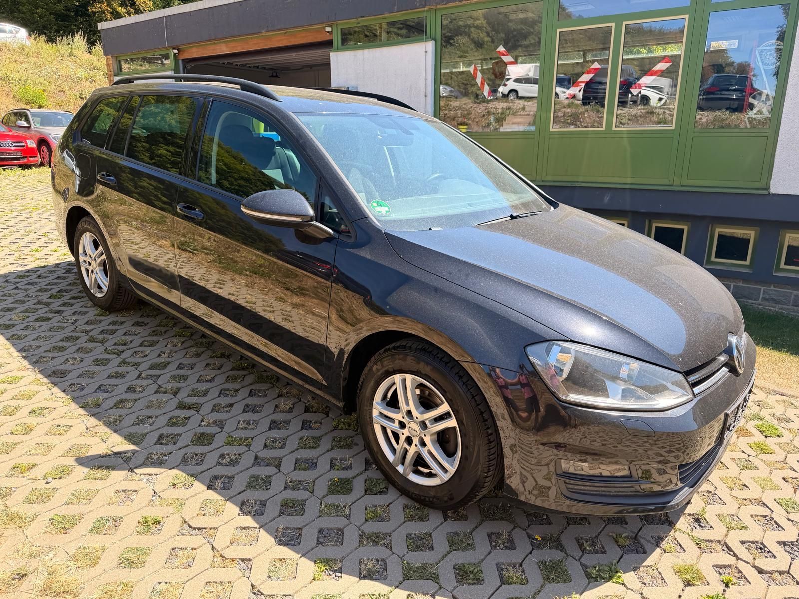 Volkswagen Golf - 1
