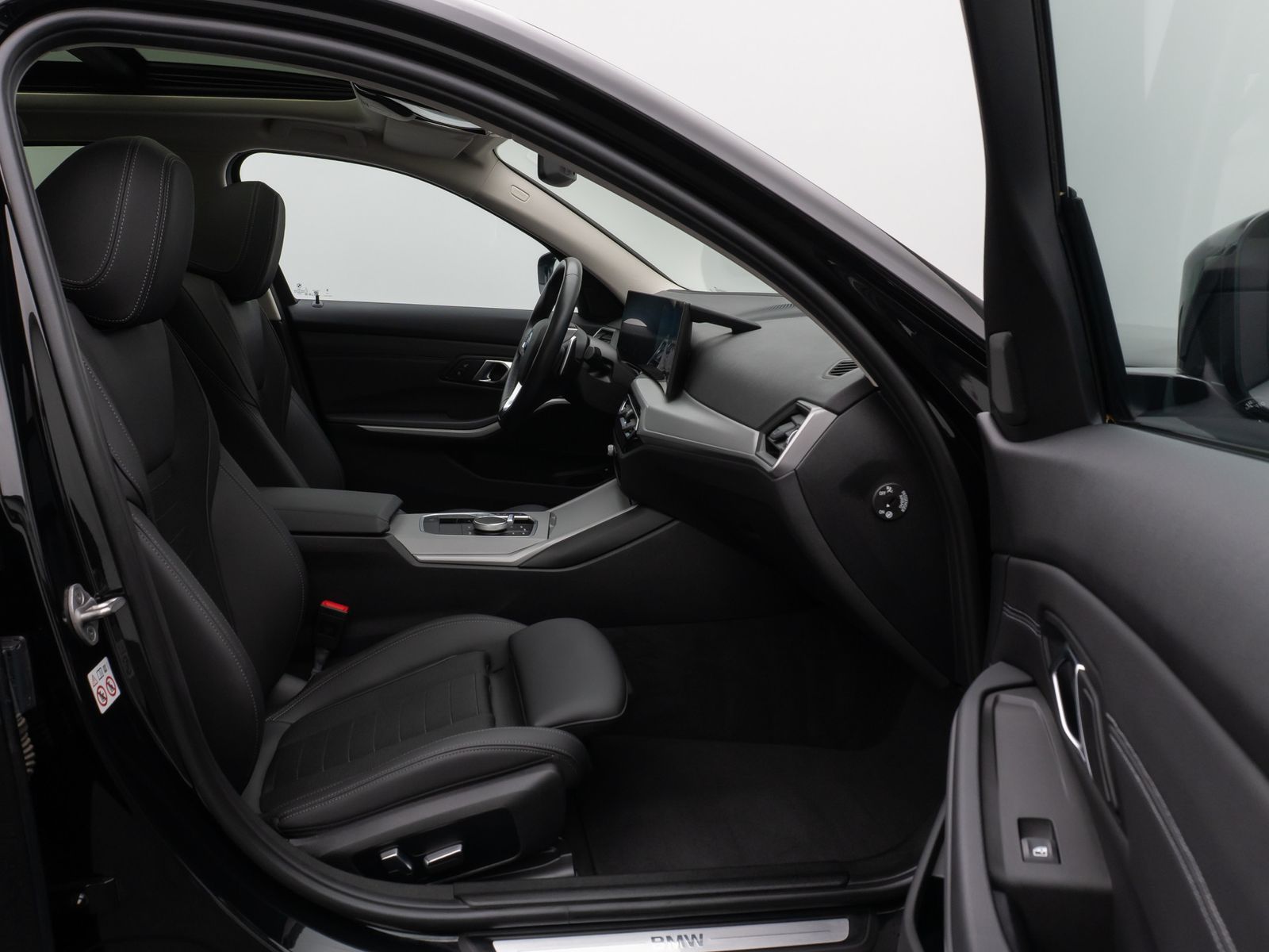 Fahrzeugabbildung BMW 330e Panorama Kamera HUD DAB HiFi Leder Sport