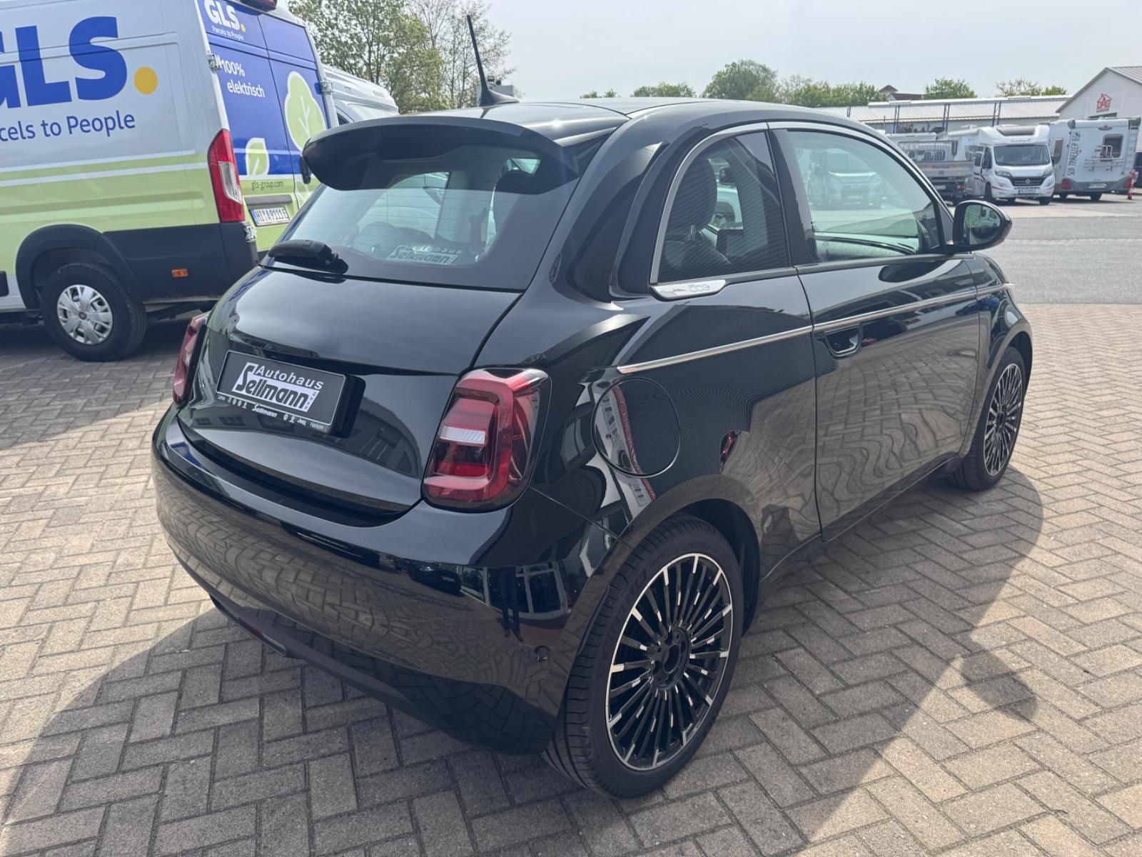 Fiat 500e La Prima