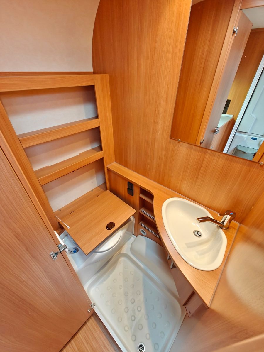 Fahrzeugabbildung Knaus Sport 400 LB - Doppelbett/Sitzgruppe, Superb -