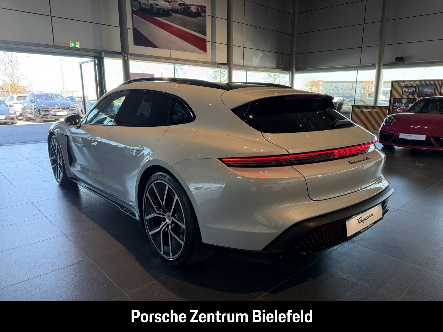 Porsche Taycan GTS Sport Turismo Head-Up Panoramadach imagem 3