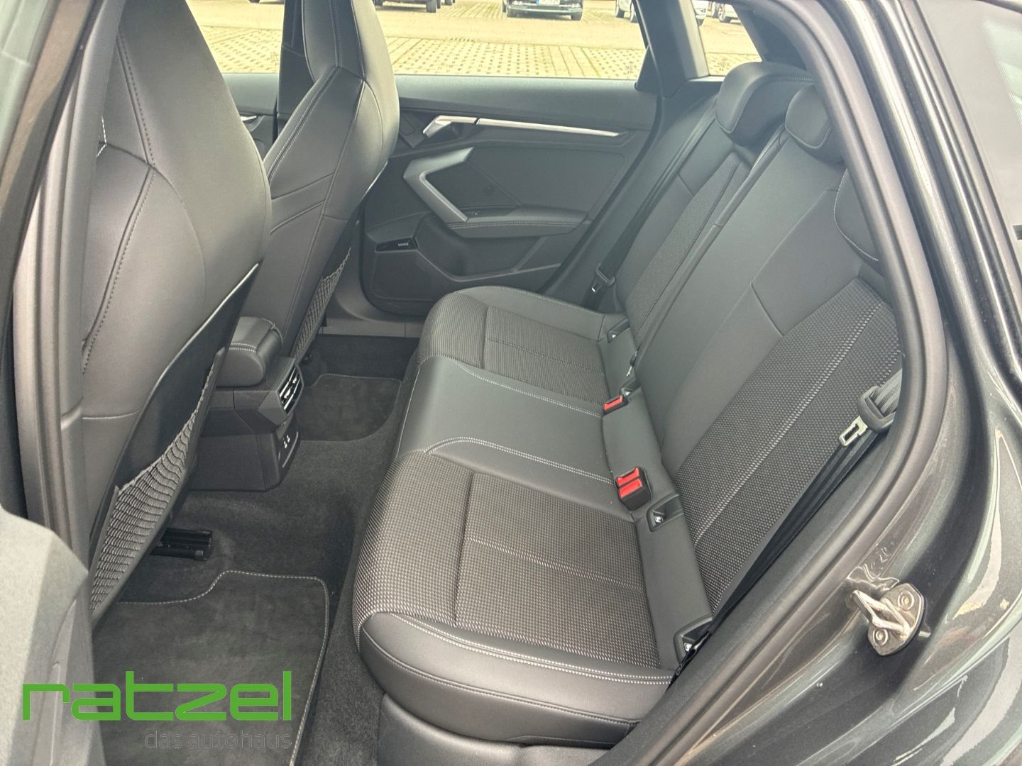 Fahrzeugabbildung Audi A3 Sportback 35 TFSI S line AHK Panodach Digital