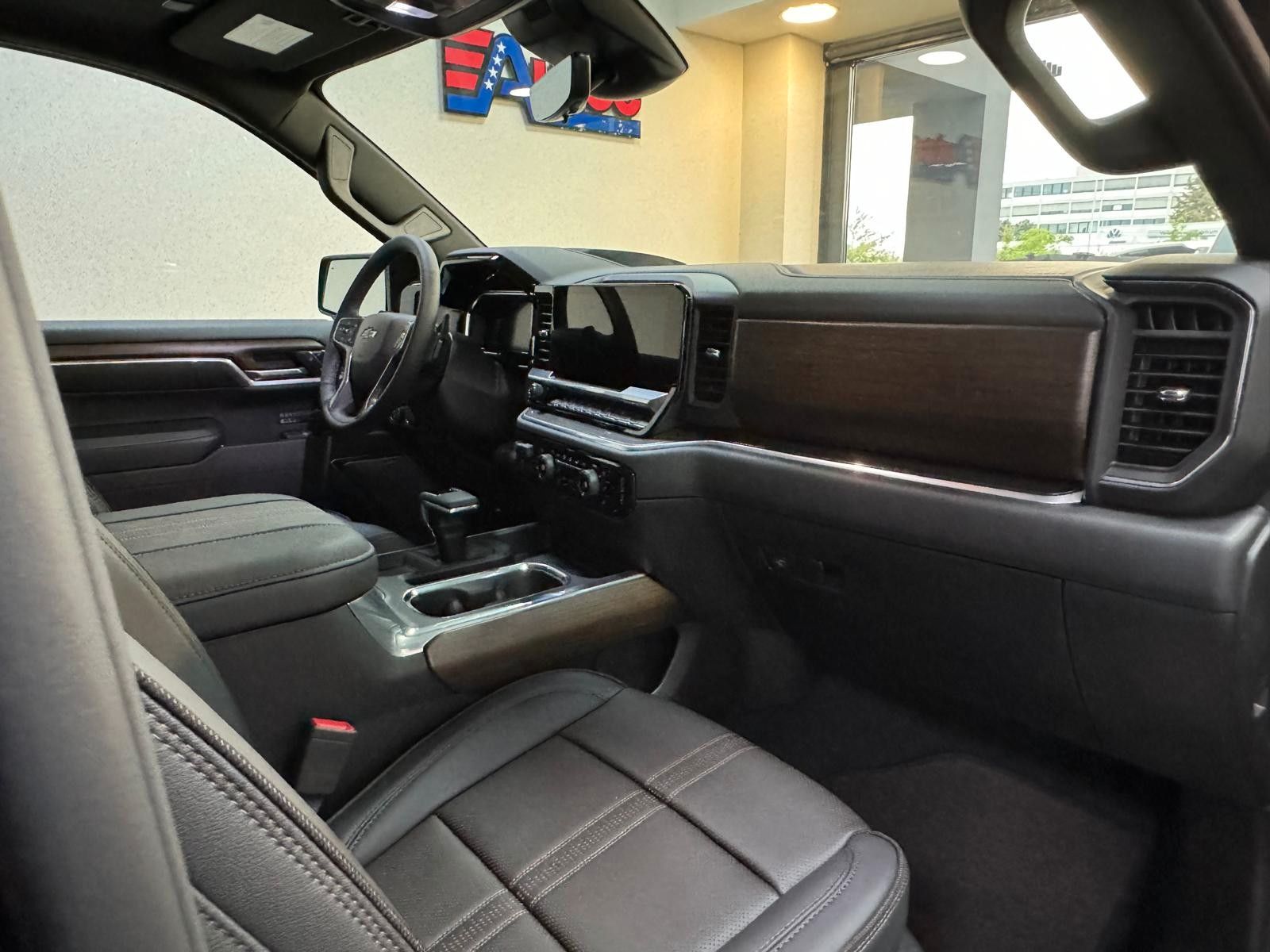 Fahrzeugabbildung Chevrolet 2026 SILVERADO MIDNIGHT DURAMAX DIESEL 4x4 HC