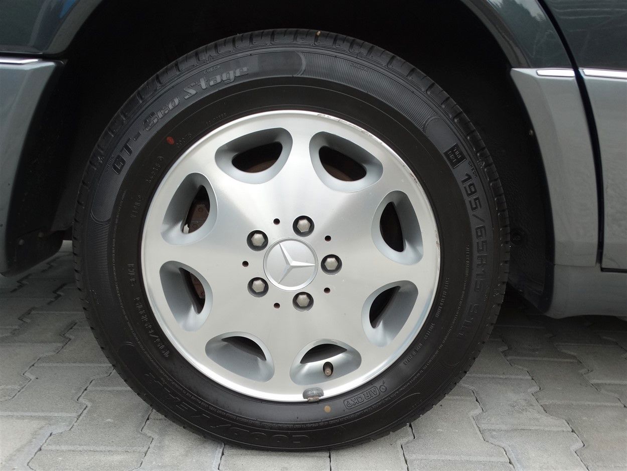 Fahrzeugabbildung Mercedes-Benz E 320 Kombi/Ausnahmezustand/7 Sitze/Klima