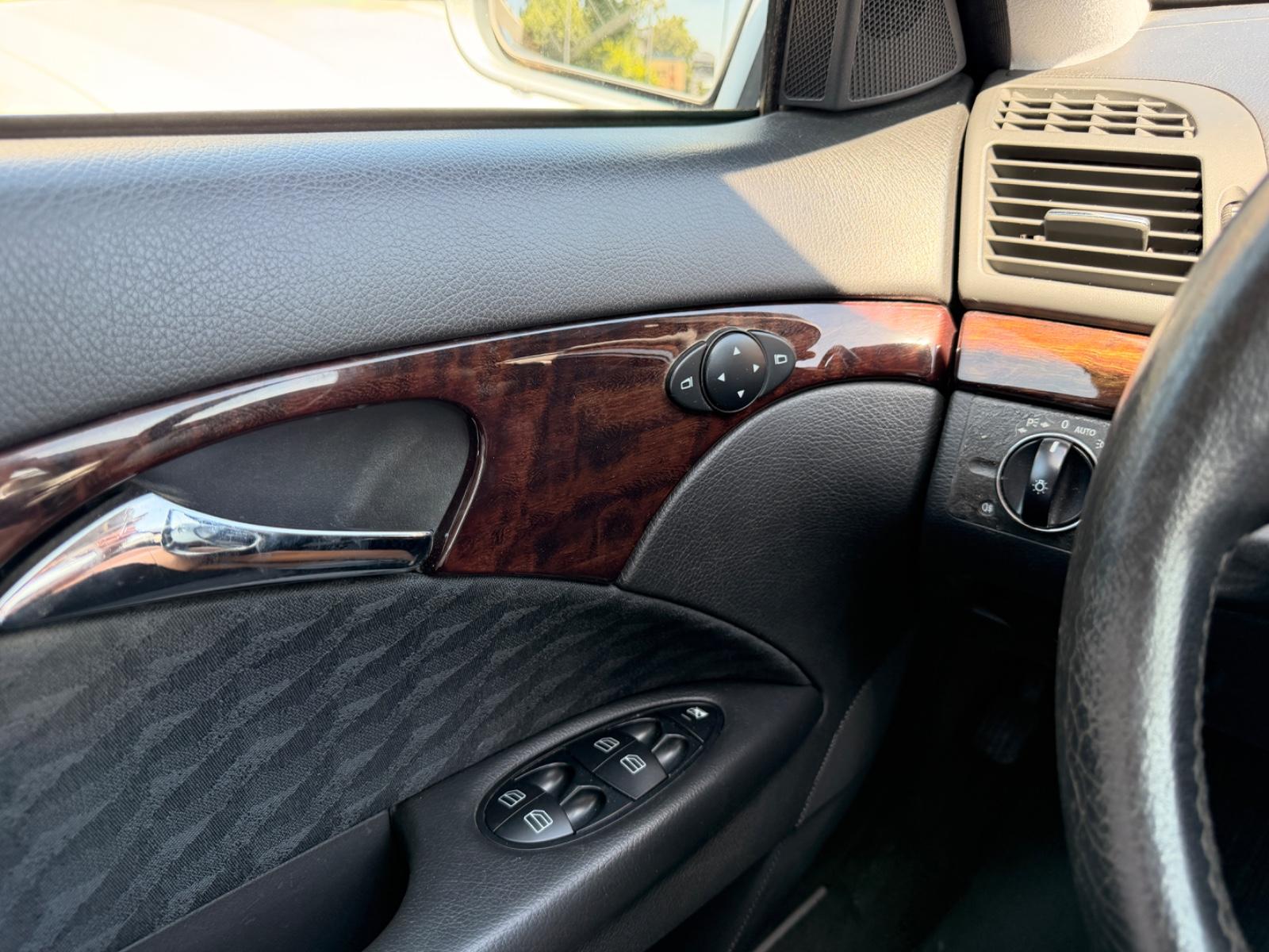 Mercedes-Benz E200 2005 — photo 21