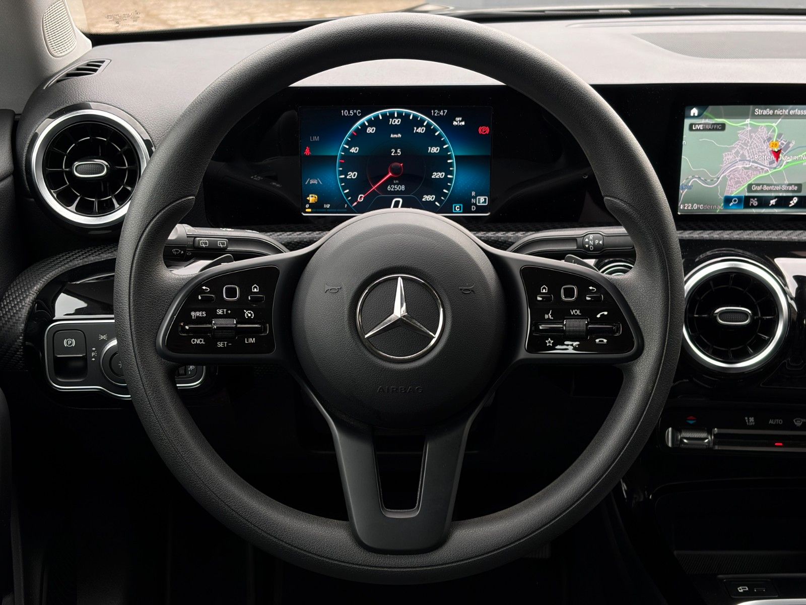 Fahrzeugabbildung Mercedes-Benz CLA 180 SB SHZ LKA TEMP MBUX Navi Wifi CarPlay