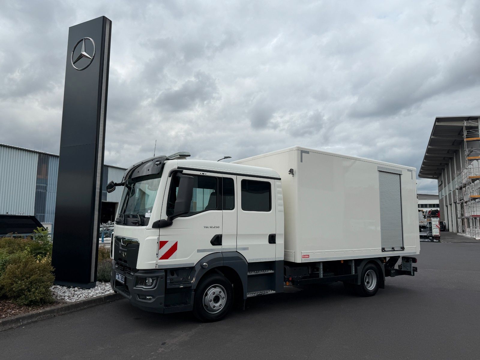Fahrzeugabbildung MAN TGL 12.250 4x2 BB DoKa LBW 6 Sitze 2 AHK 2 Rollo