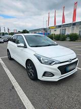 Hyundai i20 1.2 NAVI R.Cam/P.sen shzg Klim... - Hyundai Accent Benziner Gebrauchtwagen