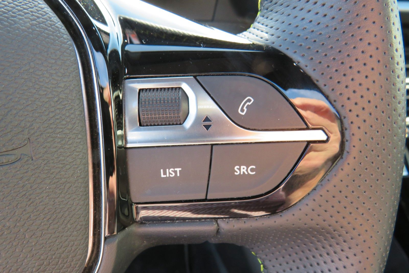 Fahrzeugabbildung Peugeot 2008 e- GT PANO NAVI KAMERA SITZH. PDC 1.HD