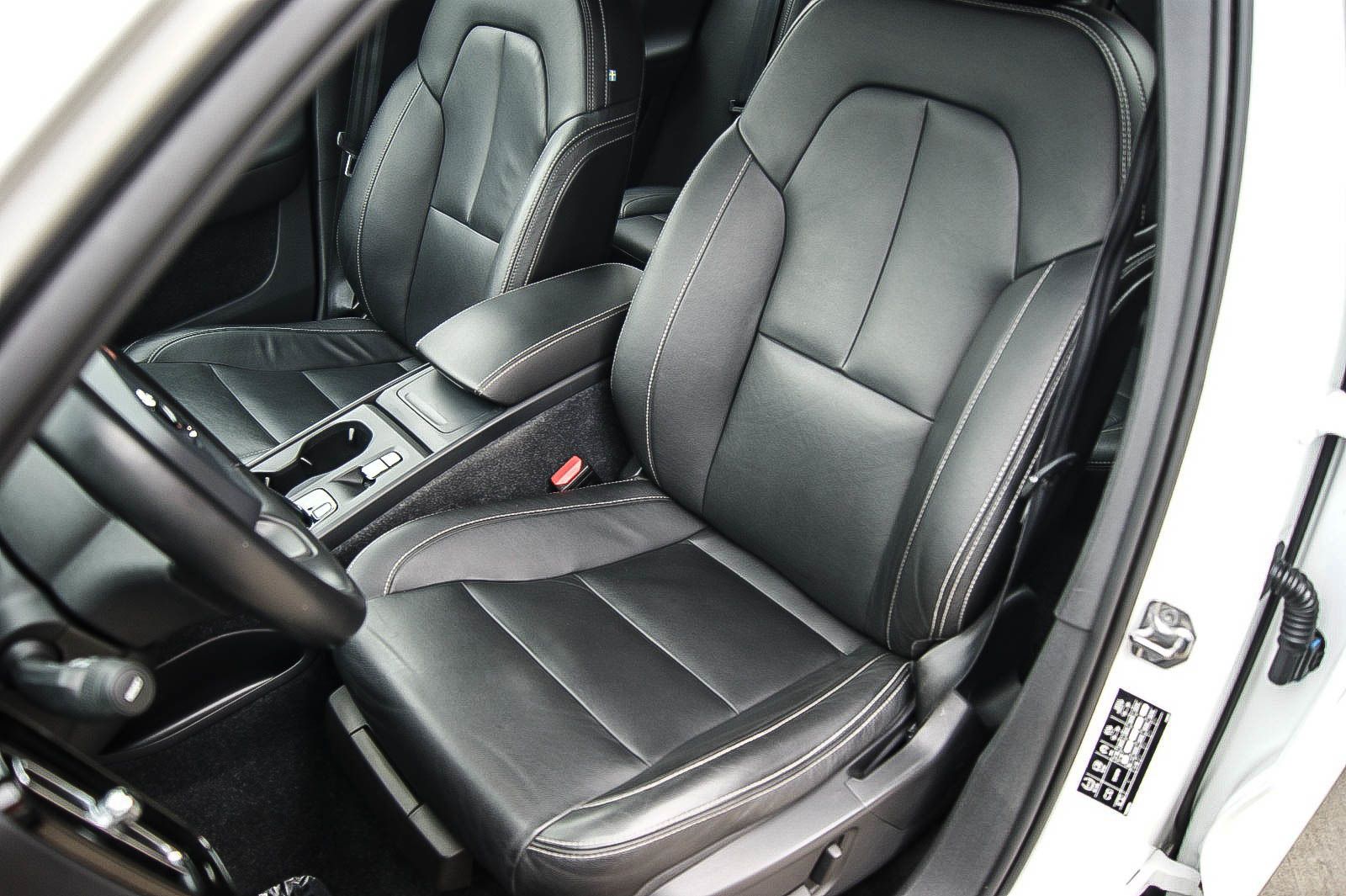 Volvo XC40 D4 Momentum Pro AWD 4x4 LEDER ANHZV PRO-PAK foto 11