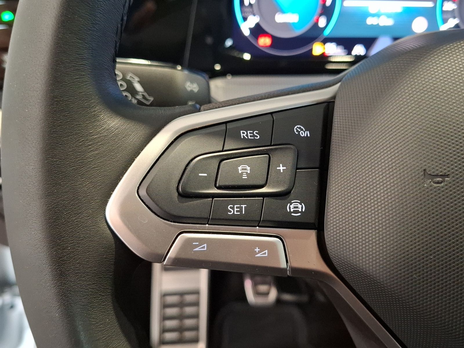 Fahrzeugabbildung Volkswagen Golf VIII Variant TSI Move Standhzg. LED AHK Car