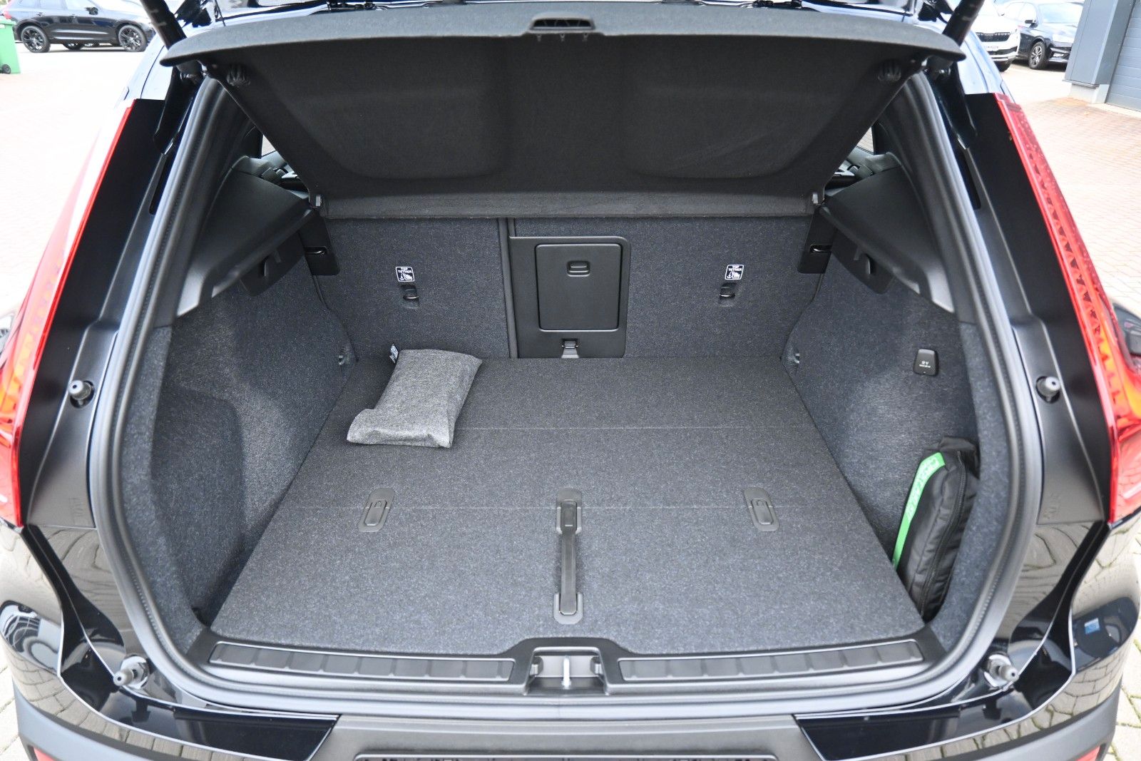 Fahrzeugabbildung Volvo XC40 B3 DKG Plus Black Edition*FSHZG*360°*ACC