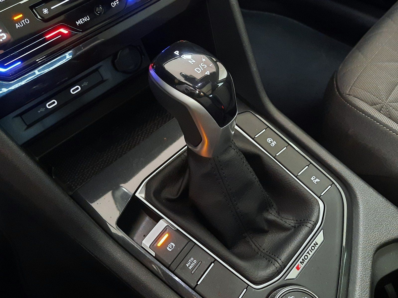 Fahrzeugabbildung Volkswagen Tiguan Life TDI DSG 4M *Pano*AHK*Navi*Cam*LED*