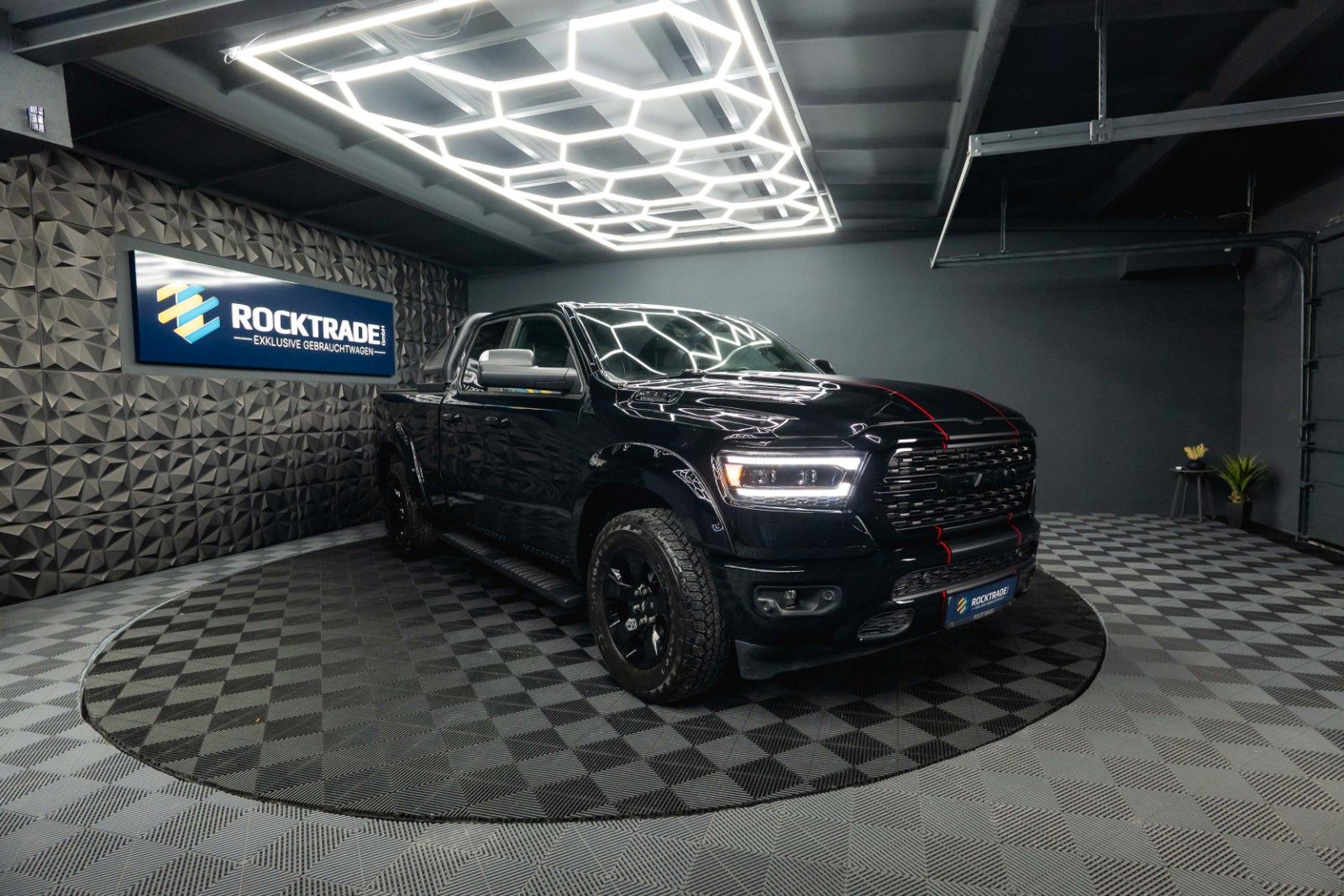 Fahrzeugabbildung Dodge RAM 5.7 V8 HEMI 4x4 OFFROAD Night-Paket LONGBED