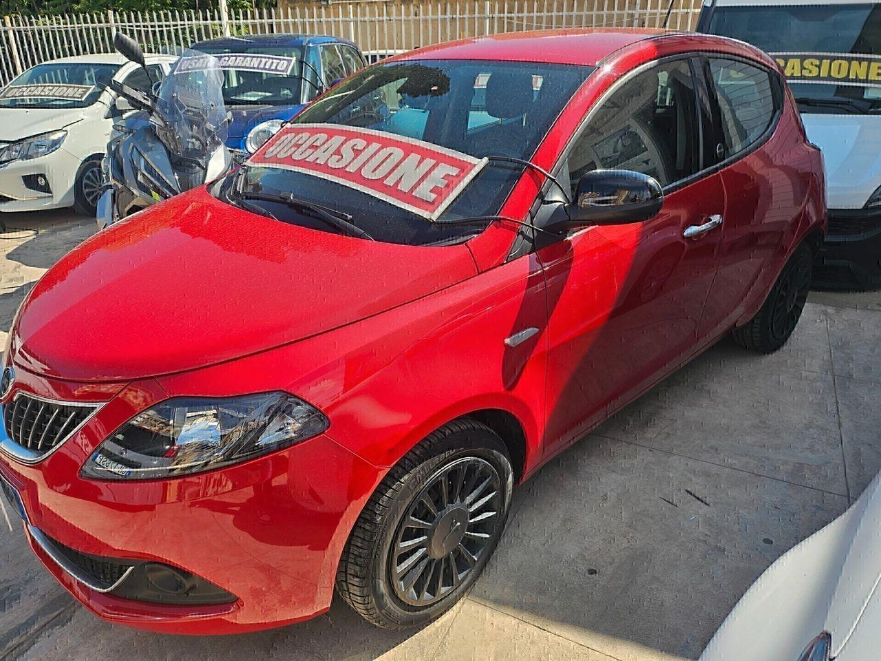Lancia Ypsilon 1.0 FireFly Hybrid Ecochic Silver