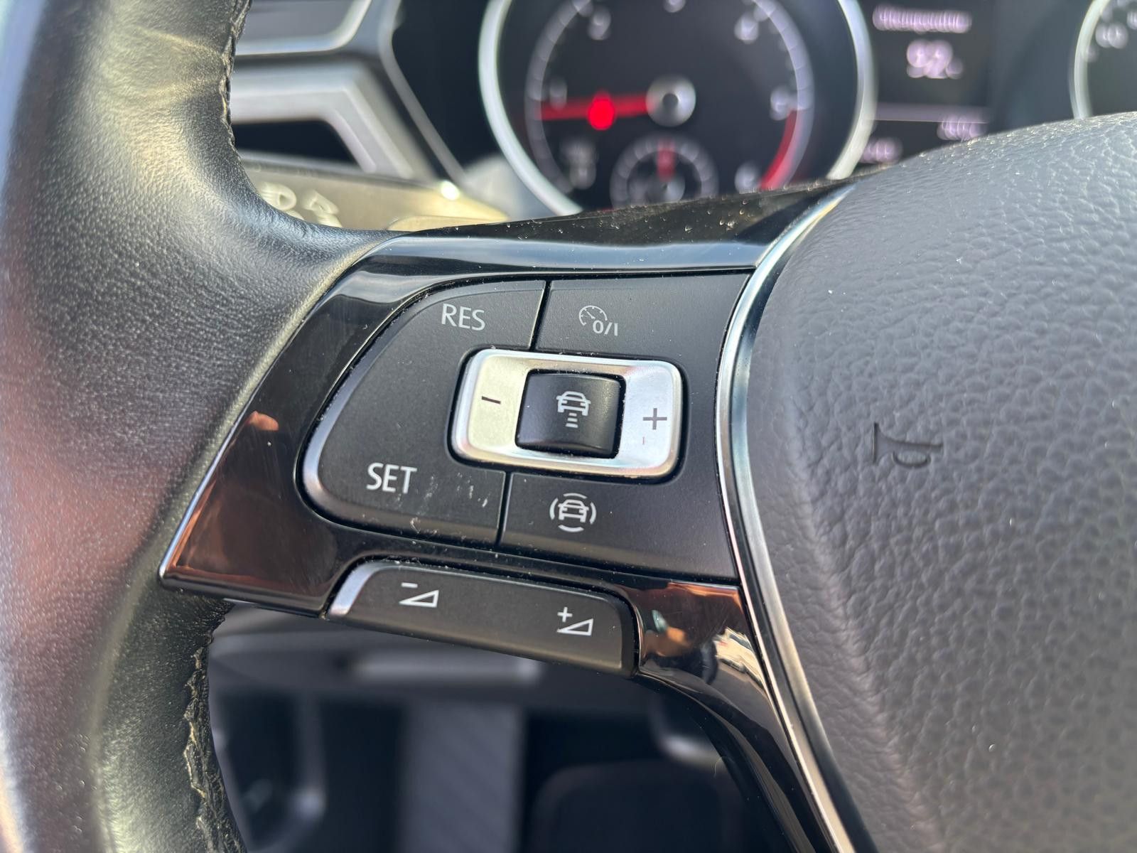 Fahrzeugabbildung Volkswagen Touran 2.0 TDI DSG Comfortline-NAVI-ACC-PDC-SHZ-