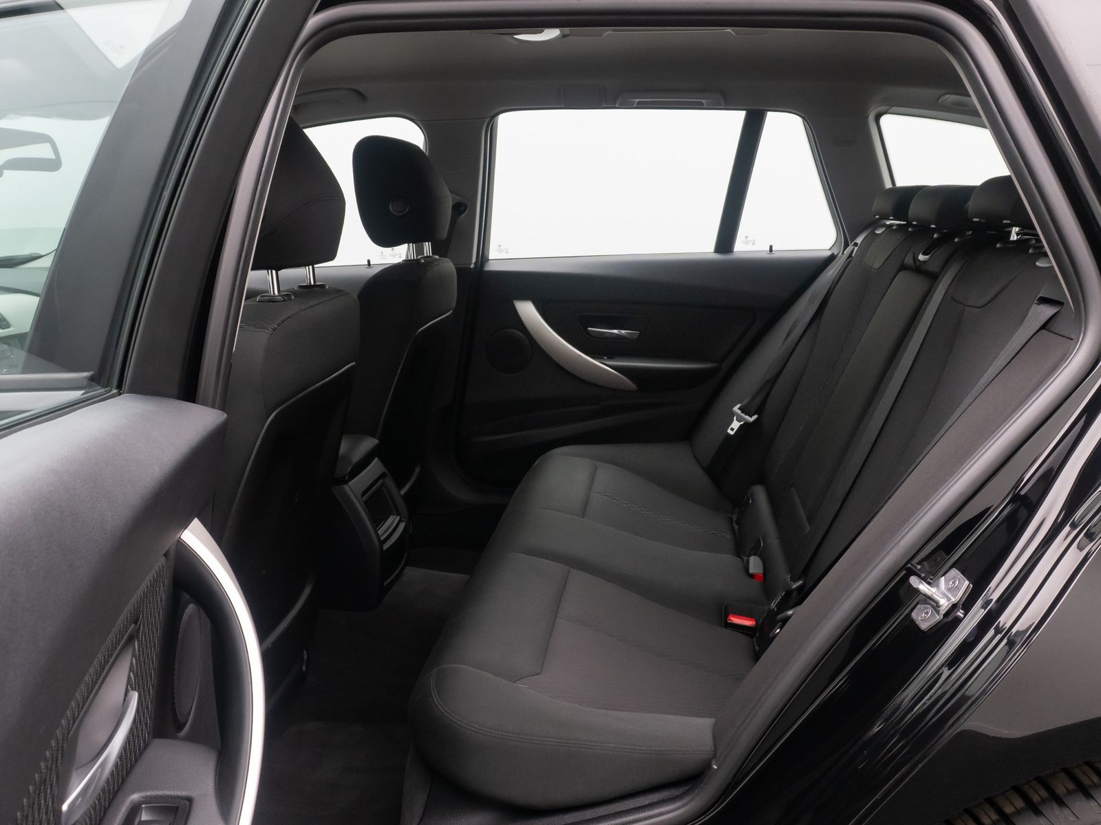 Fahrzeugabbildung BMW 318d GeschwindigReg AHK PDC Lordos NaviBusiness