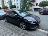 Opel Astra K 1.4 Turbo Innovation OPC-Line Navi - Opel Astra: Schwarz