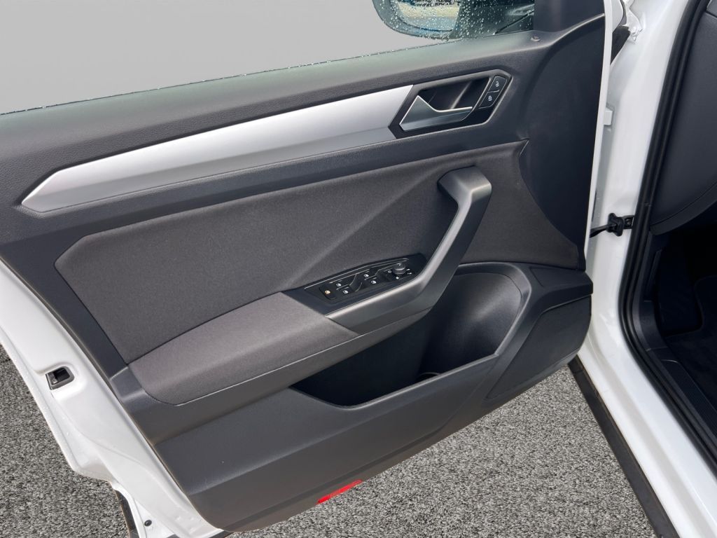 Fahrzeugabbildung Volkswagen T-Roc 1.5 TSI Life AHZV Standheizung