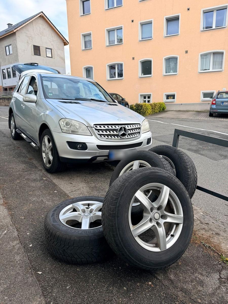 Mercedes-Benz ML280 2006 — rear view