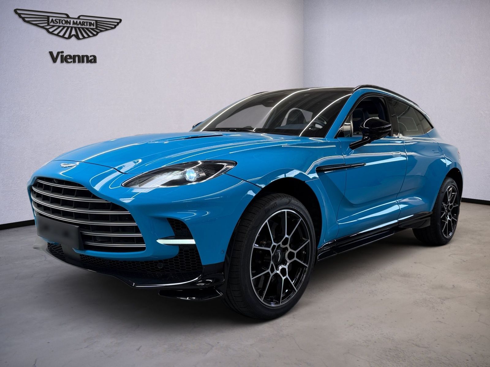 Aston Martin DBX 707 | Elwood Blue | PANO | B&W