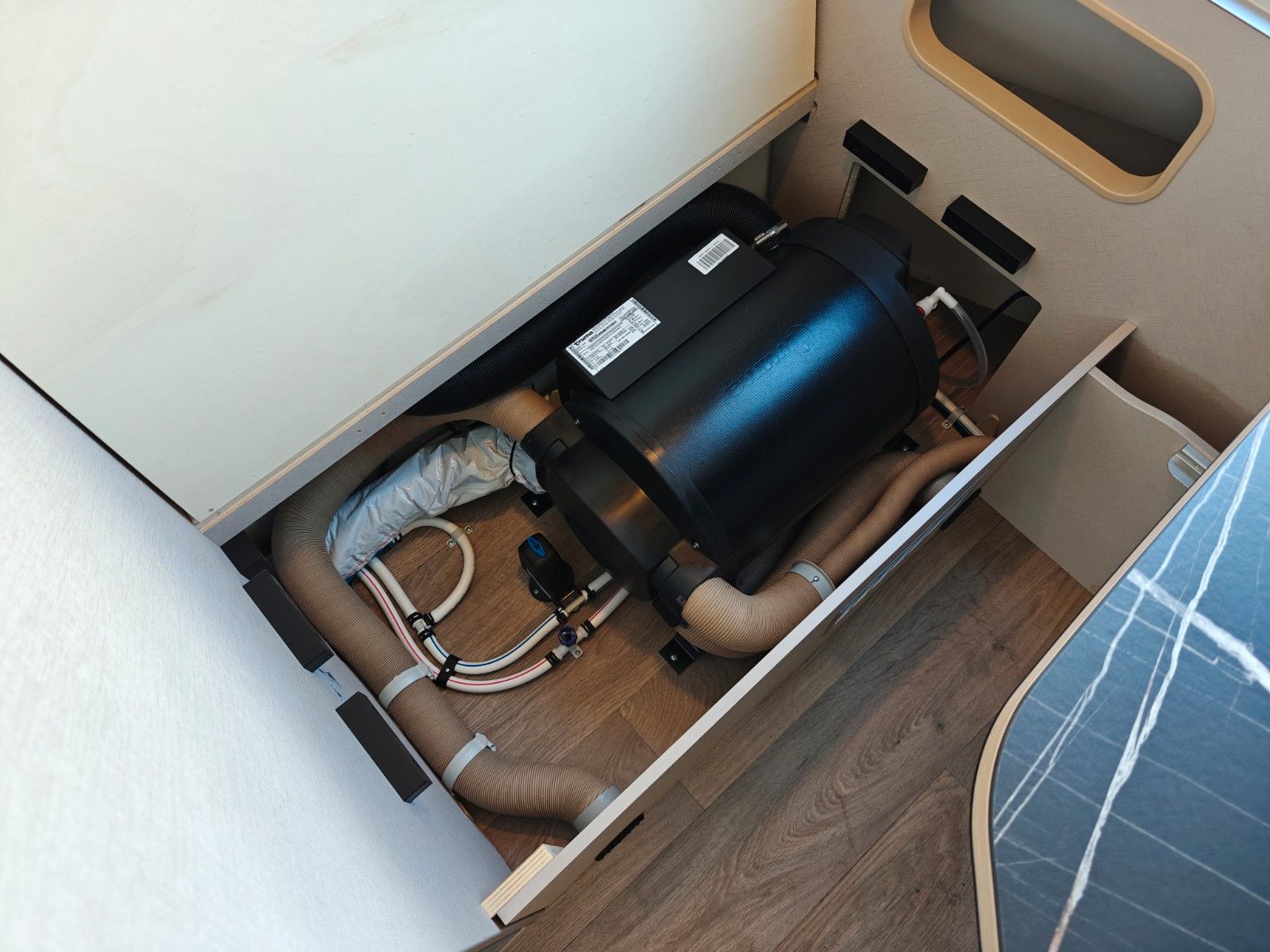 Fahrzeugabbildung HYMER / ERIBA / HYMERCAR Touring 630 Harbour Blue - JETZT 6.719€ SPAREN !