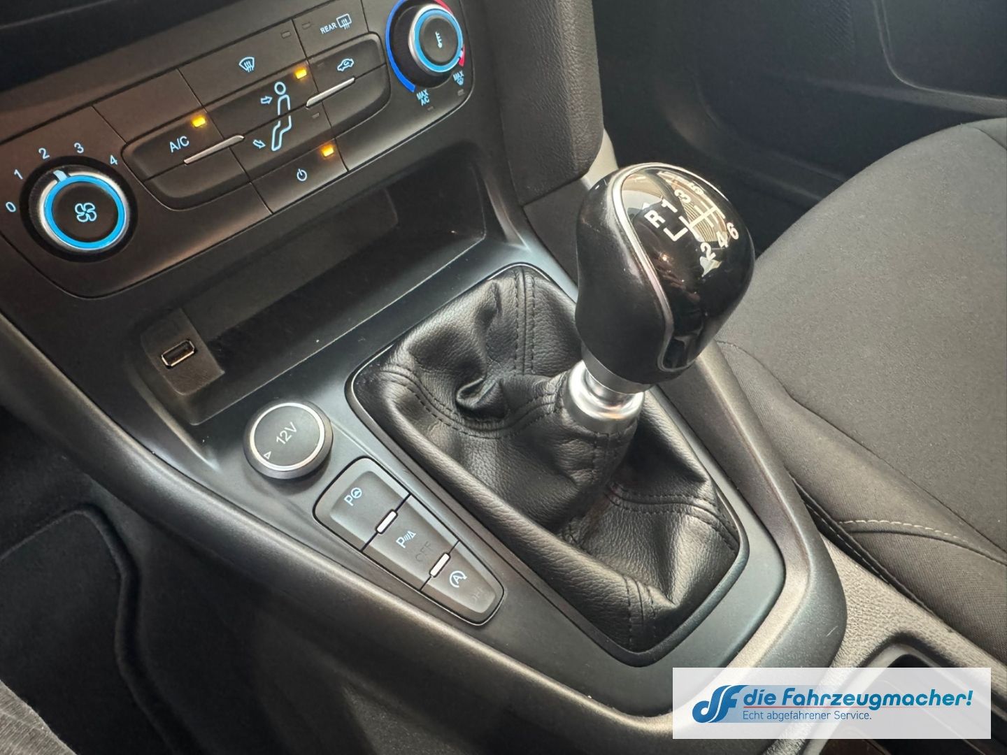 Fahrzeugabbildung Ford Focus Turnier Business 1.5 TDCi Navi Apple CarPl