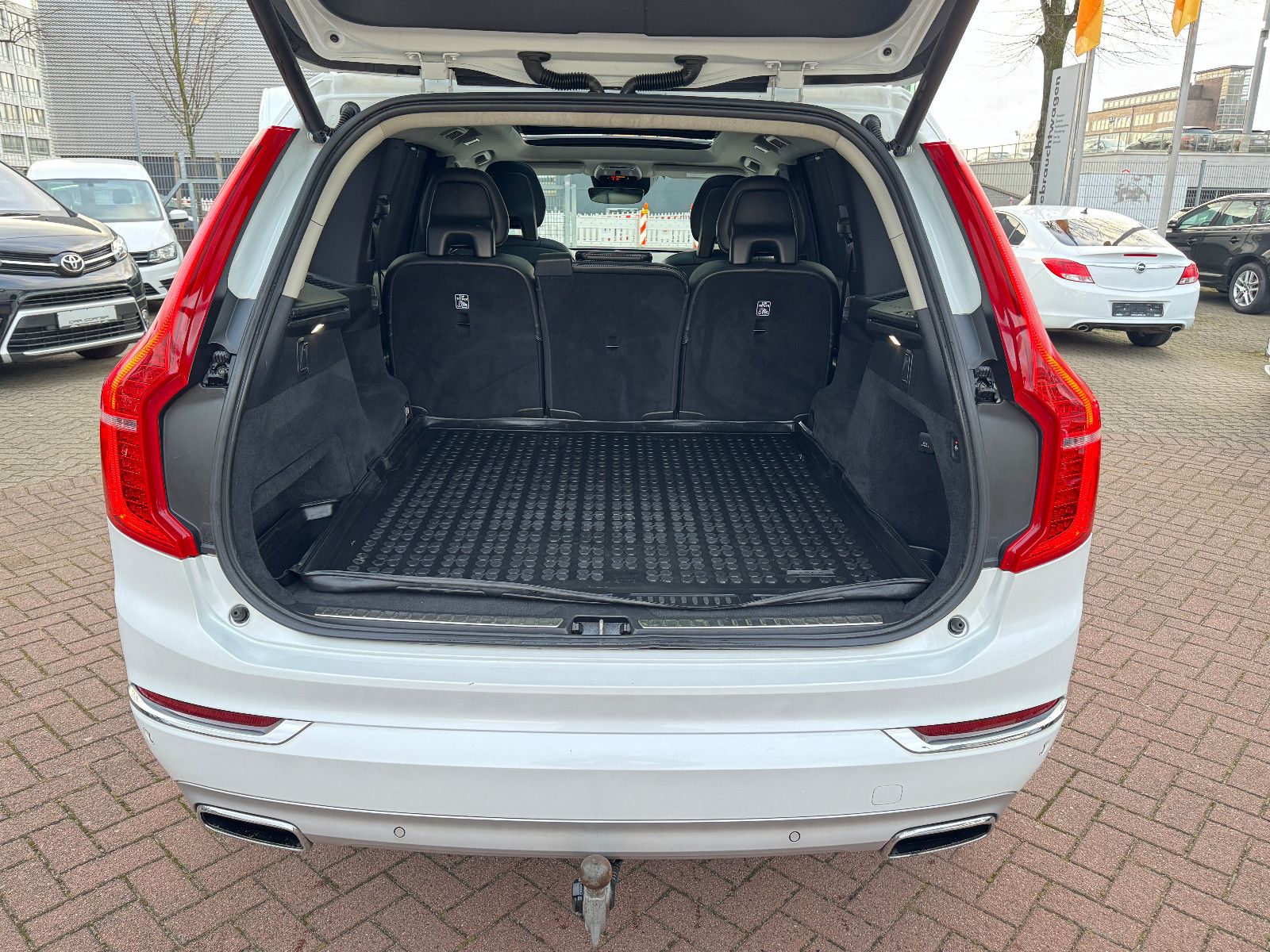 Fahrzeugabbildung Volvo XC90 INSCRIPTION AWD PANO HUD SITZKLIMA MEMORY