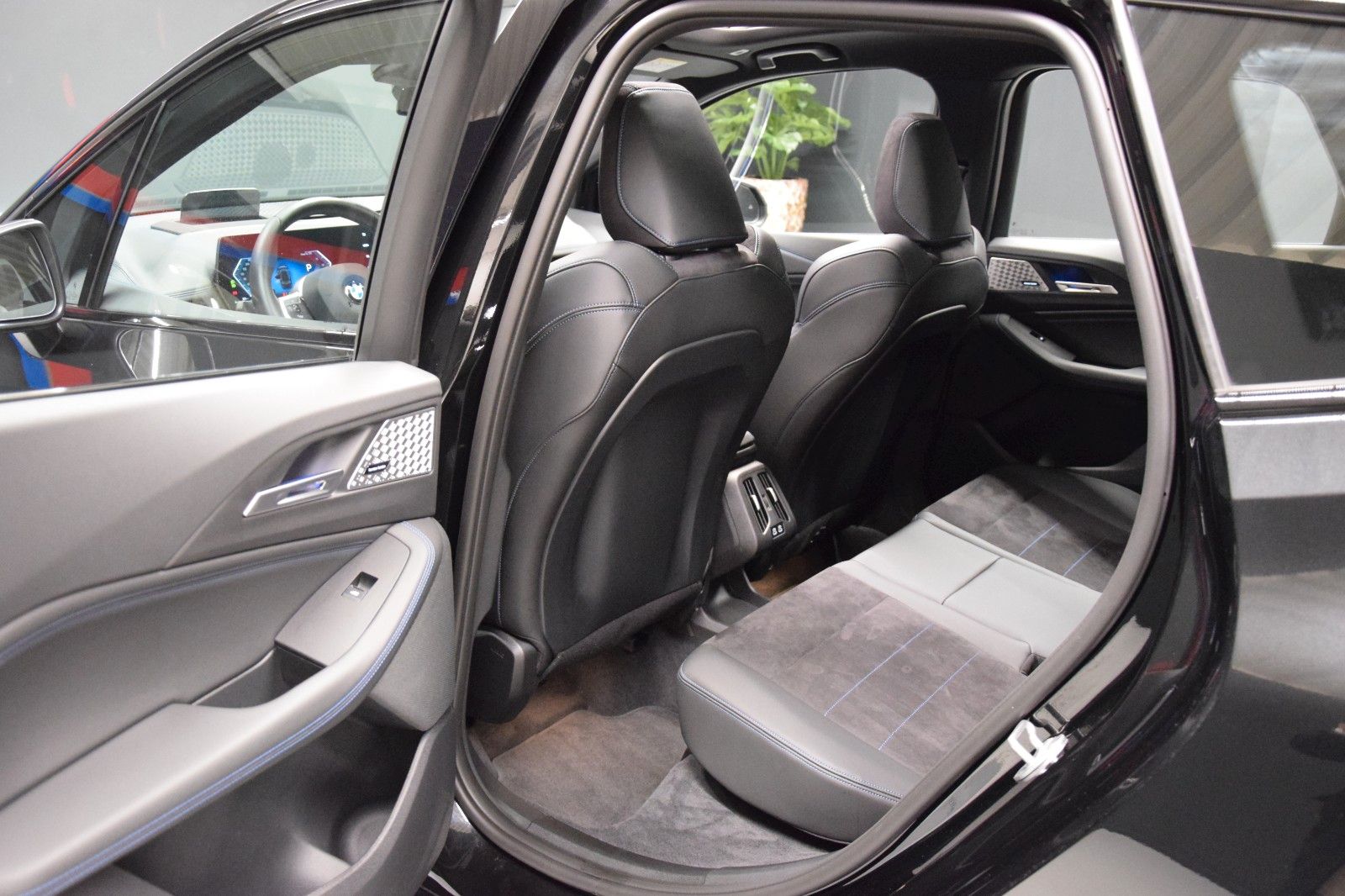 Fahrzeugabbildung BMW 223i xDrive Active Tourer M Sport Pano HuD AHK