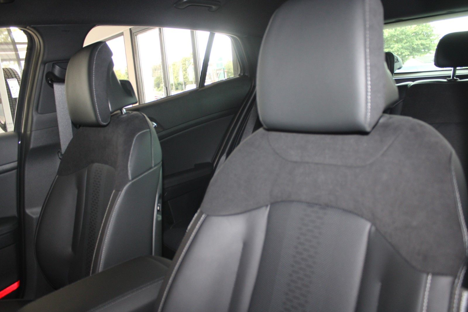 Fahrzeugabbildung Kia Sportage 1.6 T-GDI DCT Automatik Black Edition