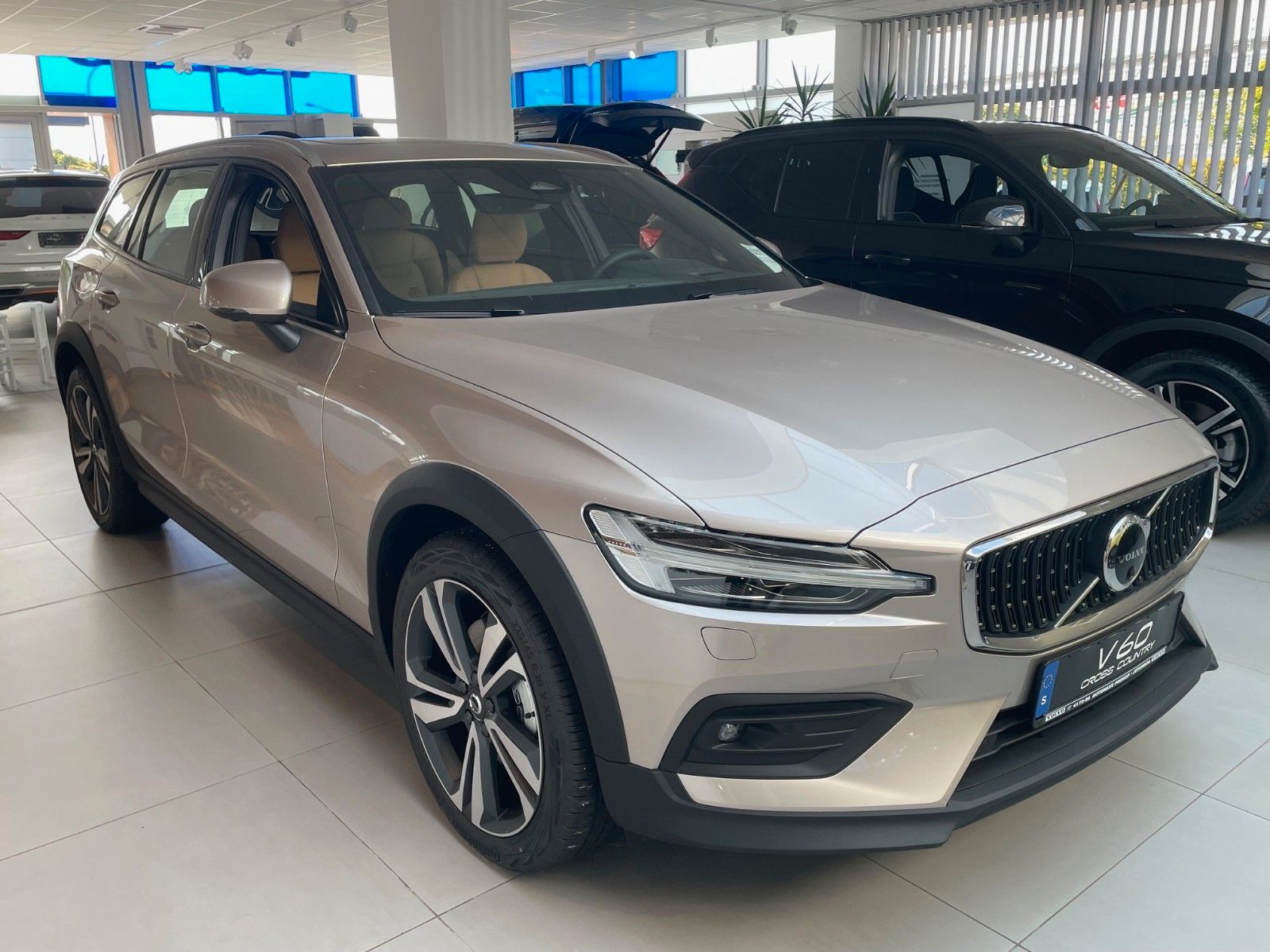 Fahrzeugabbildung Volvo V60 CC B4D AWD Ultimate*LED*PANO*360*H&K*MASSAGE