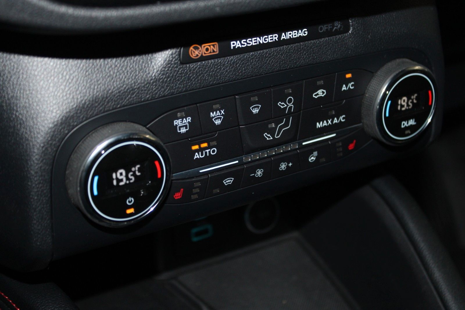 Fahrzeugabbildung Ford Kuga ST-Line X LED HUD Winter + Technologie Pak.