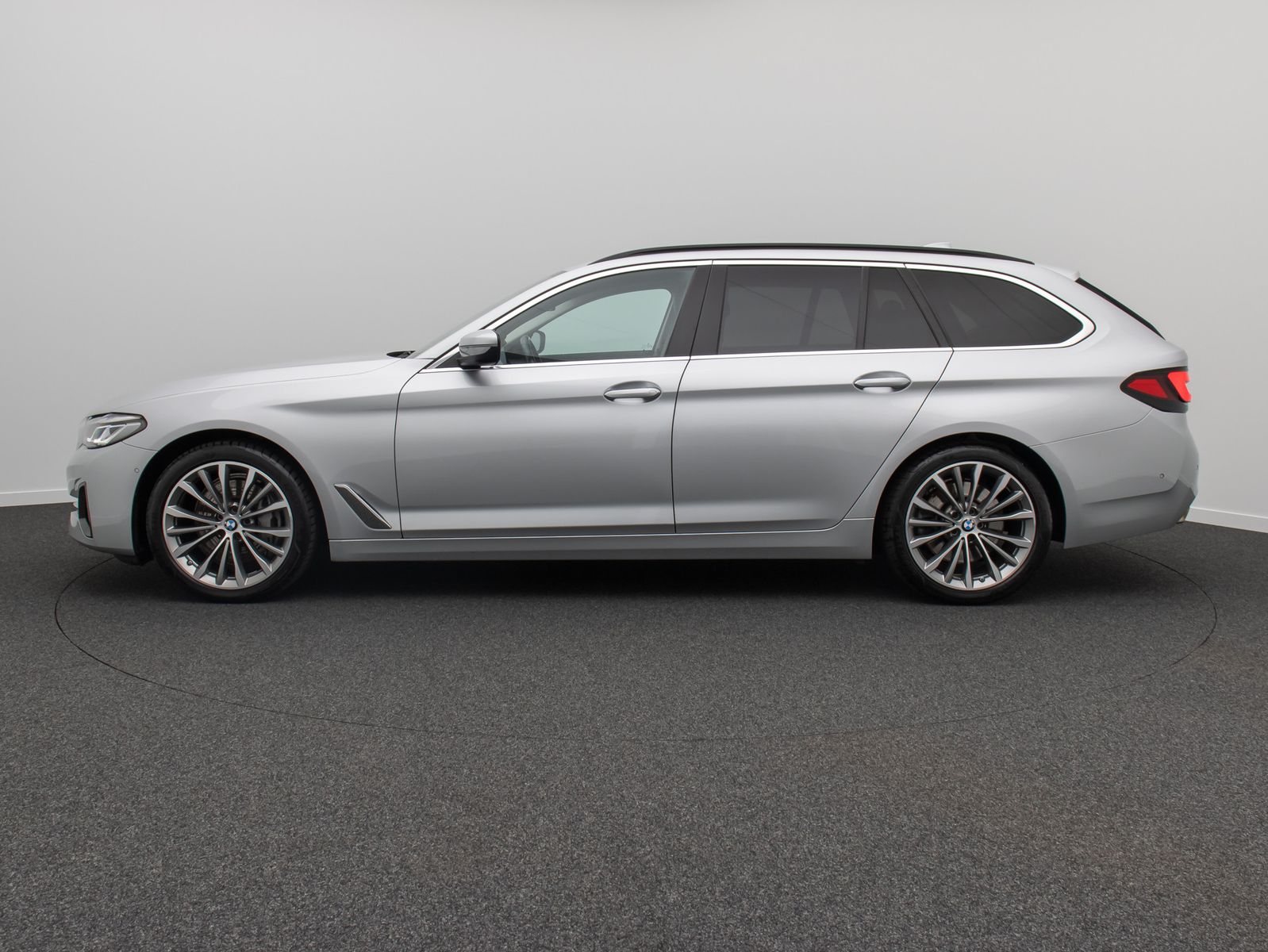Fahrzeugabbildung BMW 530d Kamera DAB HiFi Panorama HUD Sport 19Zoll