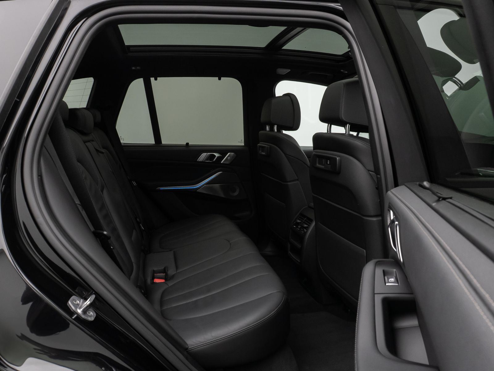 Fahrzeugabbildung BMW X5 xD45e M Sport Panorama Laser 360°HUD DAB B&W