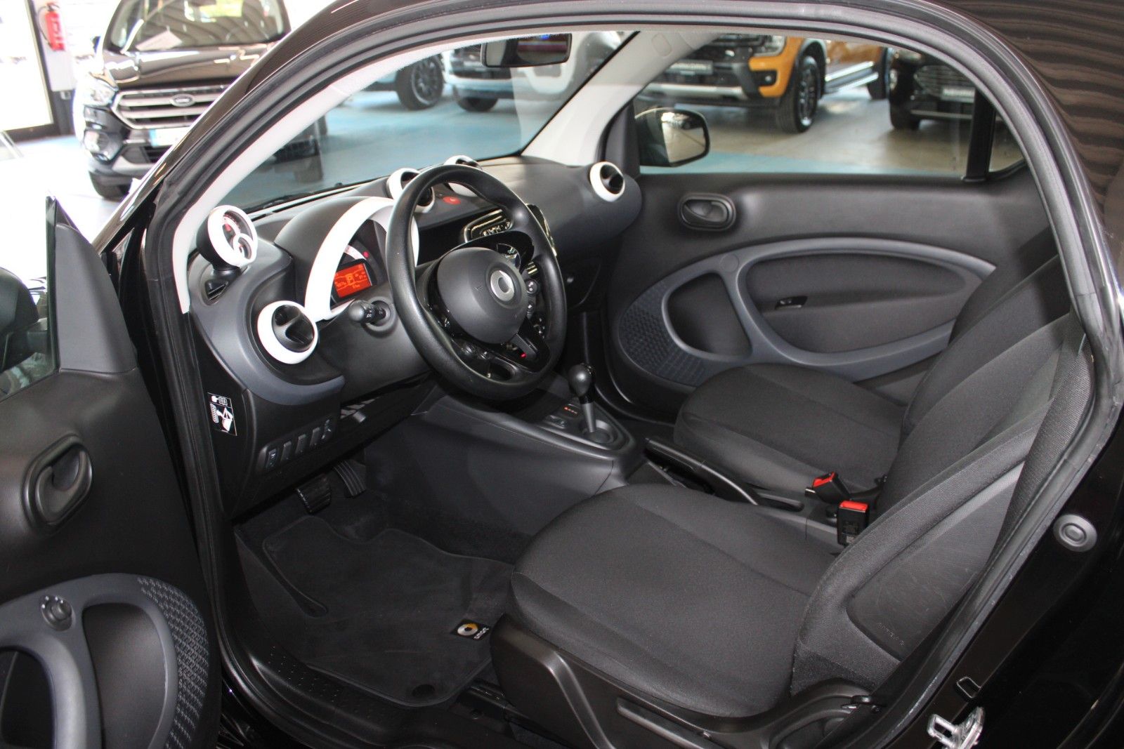 Fahrzeugabbildung Smart ForTwo coupé 60kW EQ Batterie KLIMA Allwetter