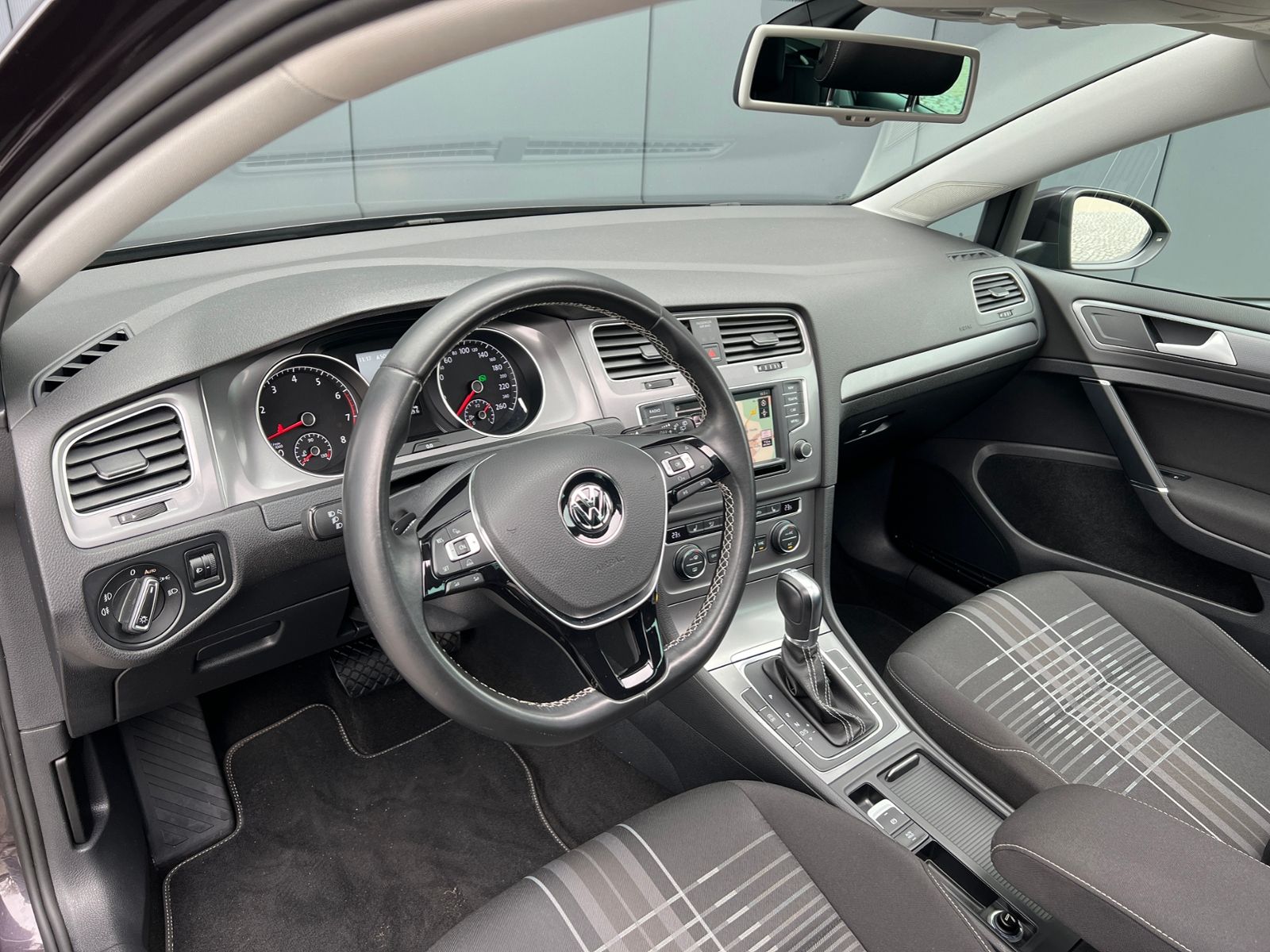 Fahrzeugabbildung Volkswagen Golf VII R-Line 1.4 TSI DSG Lounge *AHK, Navi, P