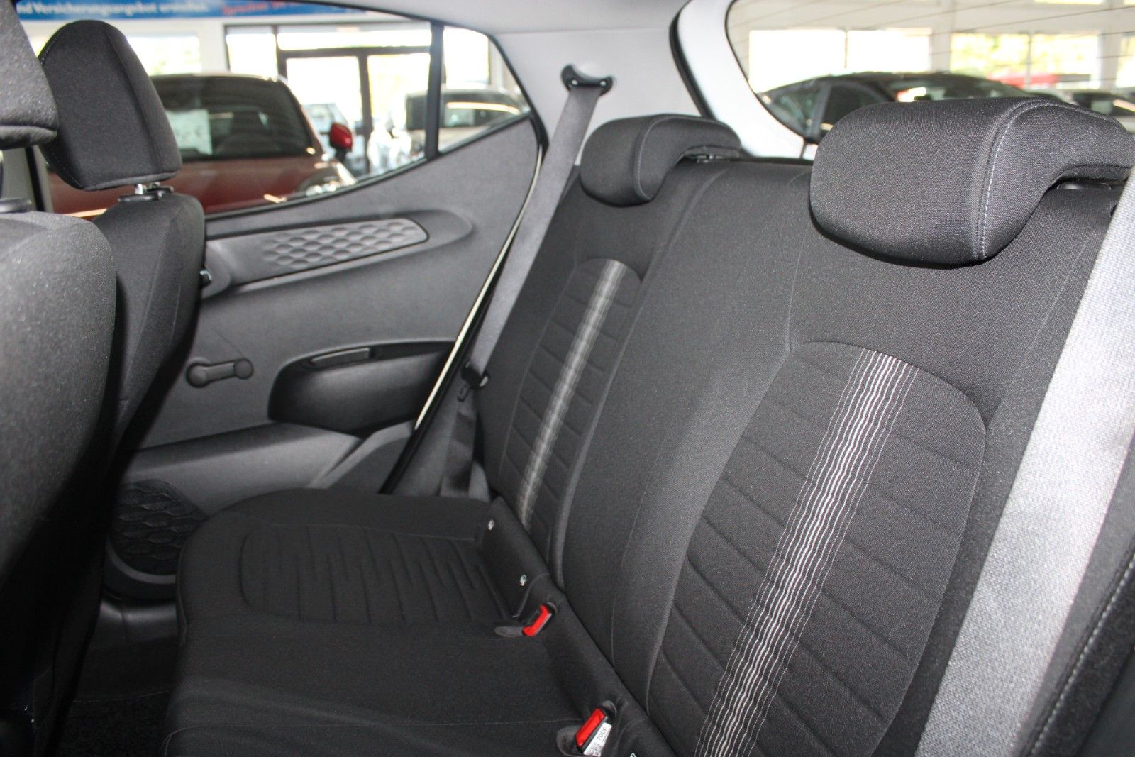 Fahrzeugabbildung Hyundai i10 1.0 Select 5-Türen KLIMA + Allwetterreifen
