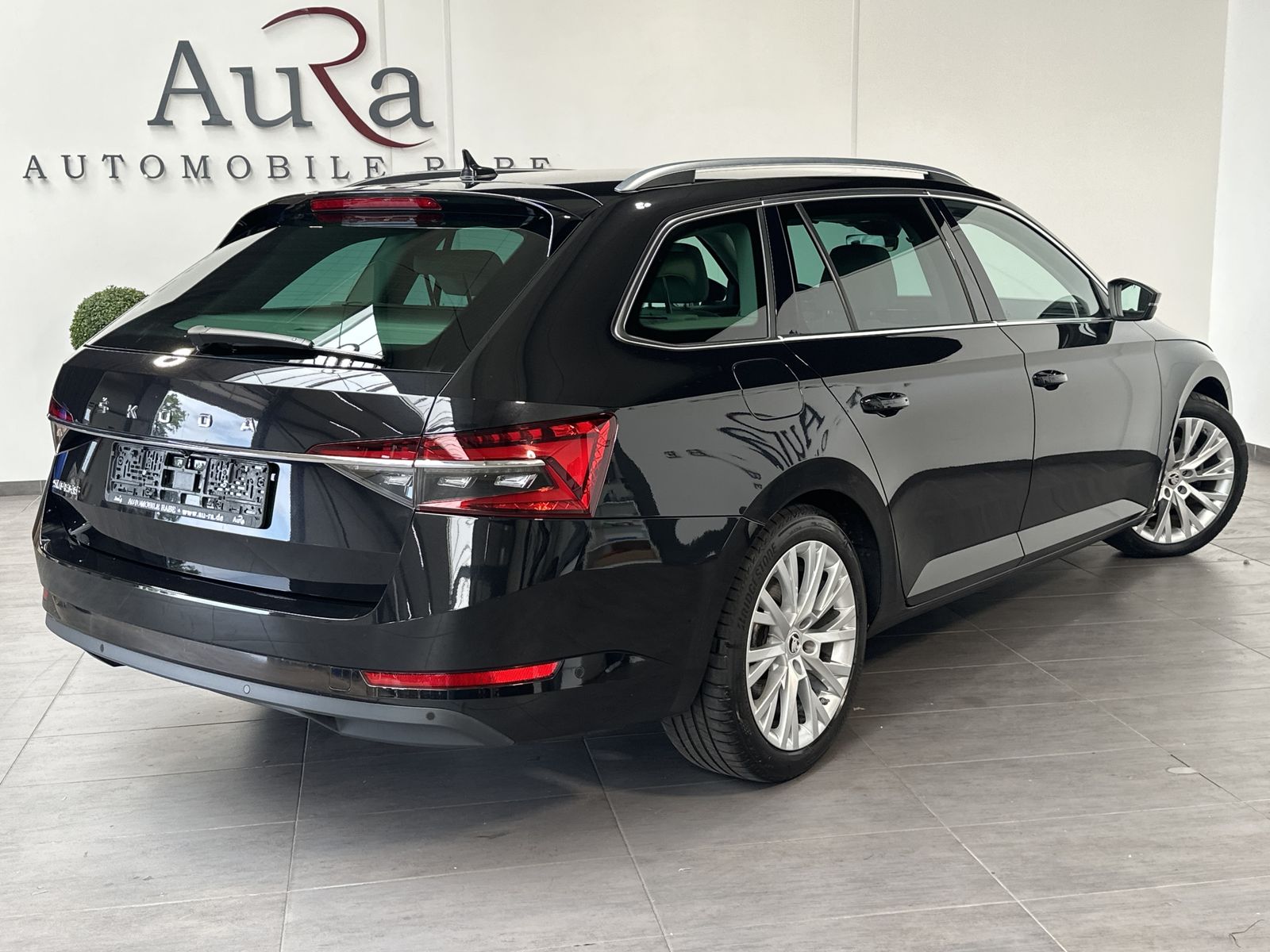 Fahrzeugabbildung SKODA Superb Combi Premium Edition NAV+LED+ACC+18ZO+VC