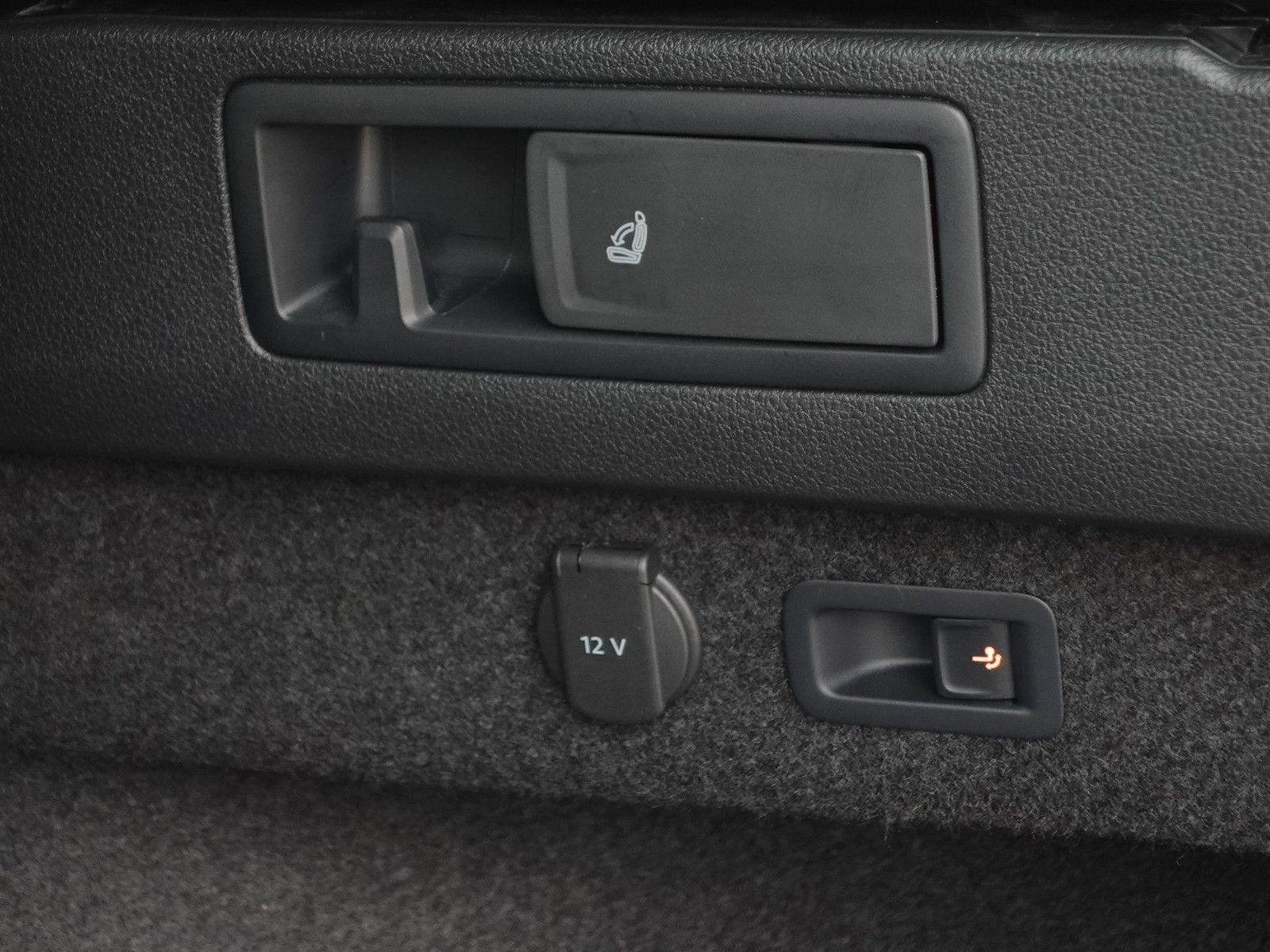 Fahrzeugabbildung Volkswagen Passat Variant 2.0 TDI DSG Elegance IQ-Light AHK
